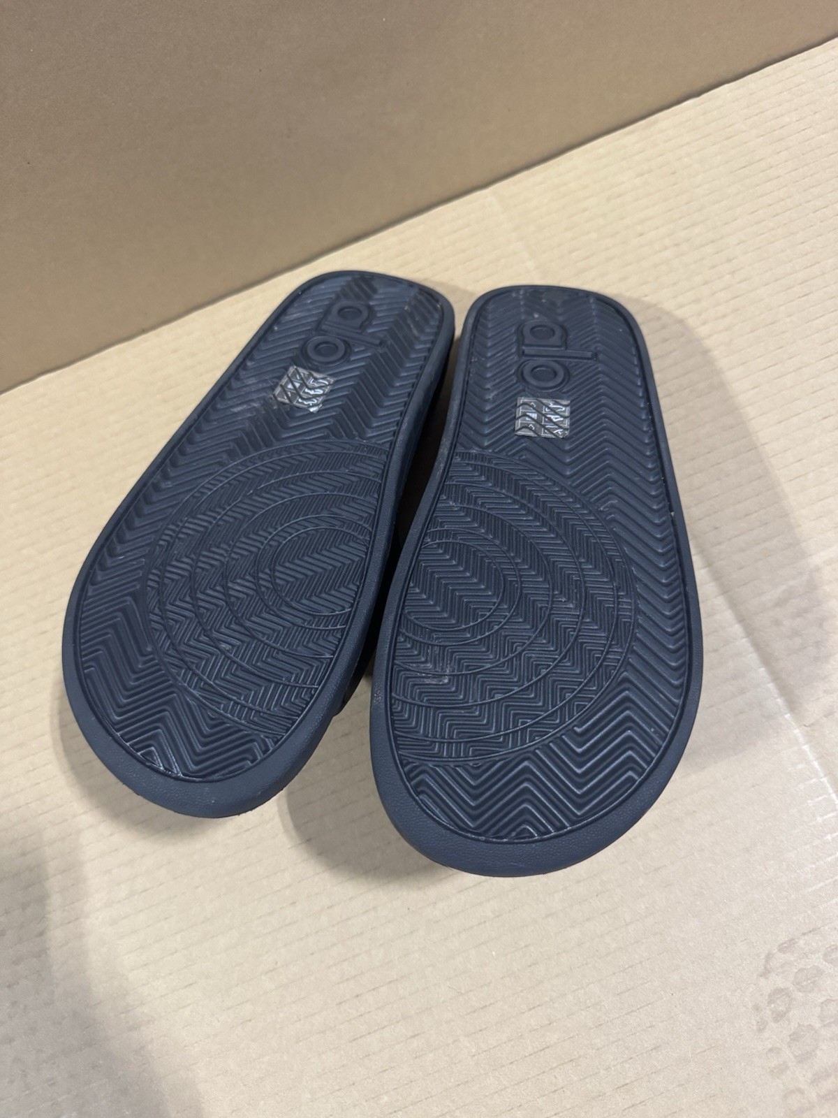 Alo Yoga Black Slides – Men’s US 12 / Women’s US 14