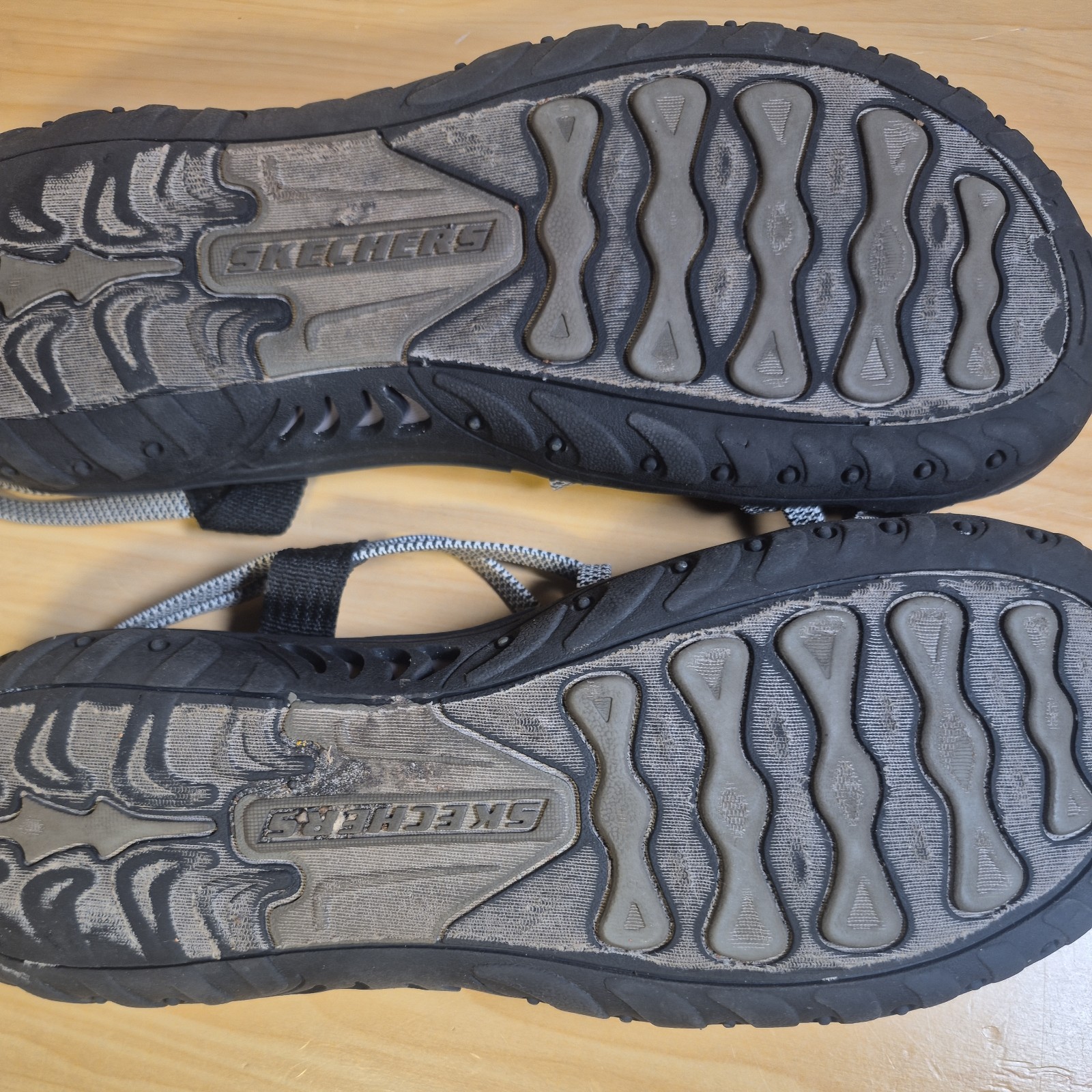 Skechers Women’s Size 9 Reggae Perfect Duo Black/Gray Strap Sandals Buckle Clasp