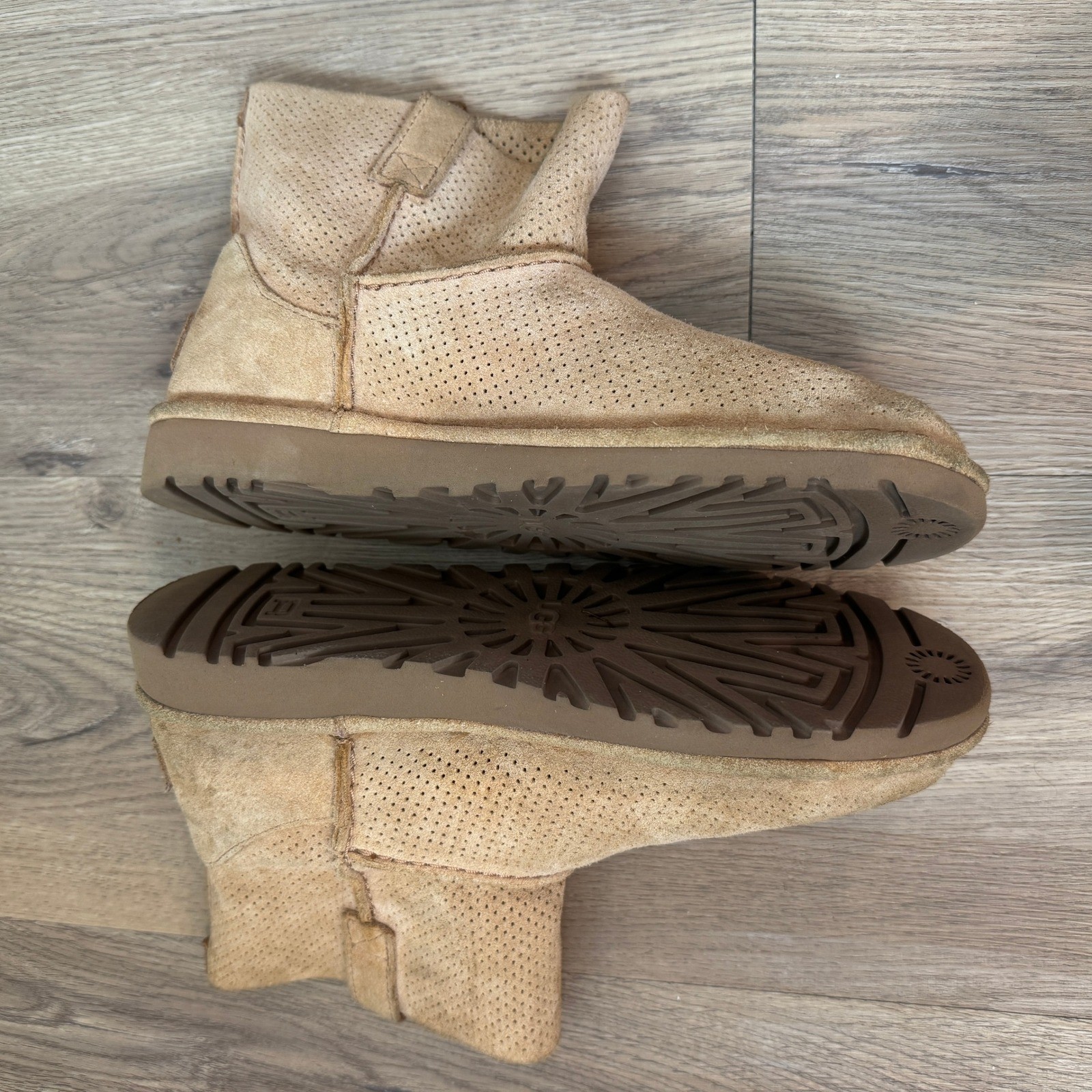UGG Women’s Classic Unlined Mini Perf Boots 1016852W Size 7 Chestnut Tan