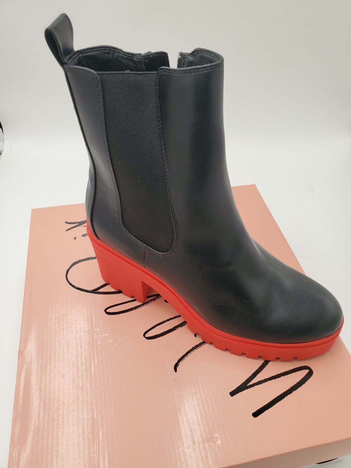 Wild Pair 9.5 Women’s Brooklan Black Chelsea Boots Shoes Medium (B,M)