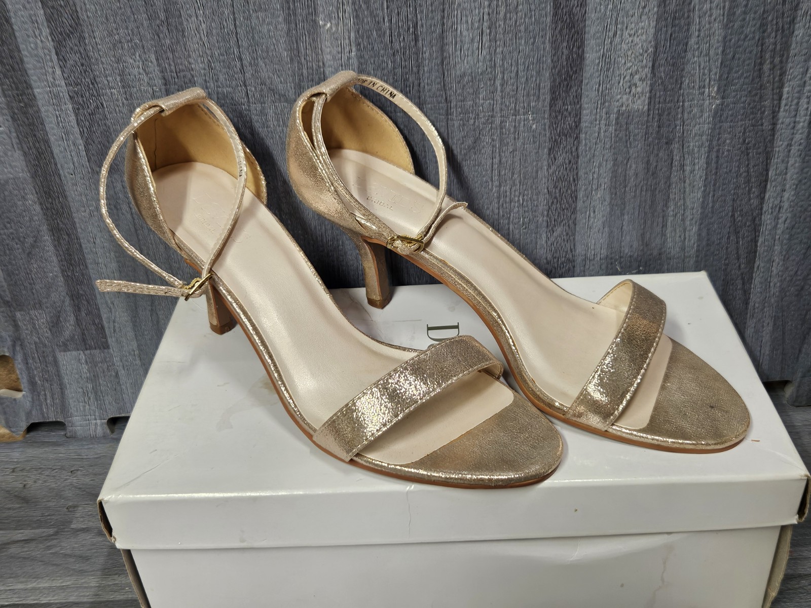 ⭐⭐⭐⭐⭐ David’s Bridal Women’s Metallic Gold Sparkle Dress Shoe Heels Size 10