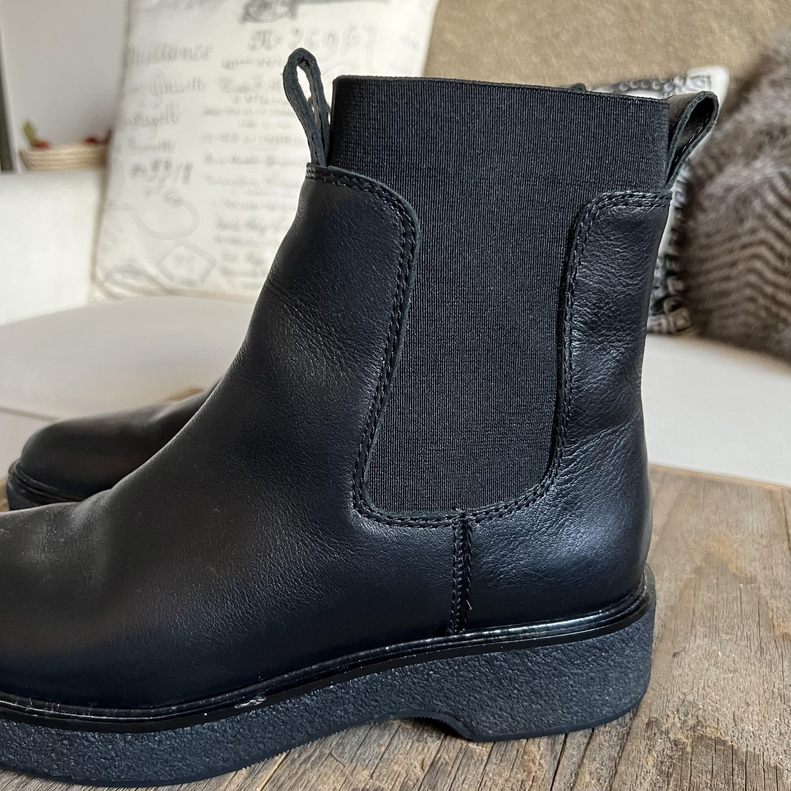 Madewell Black Leather Chelsea Ankle Boots Minimalist Dark Academia Quiet Luxury