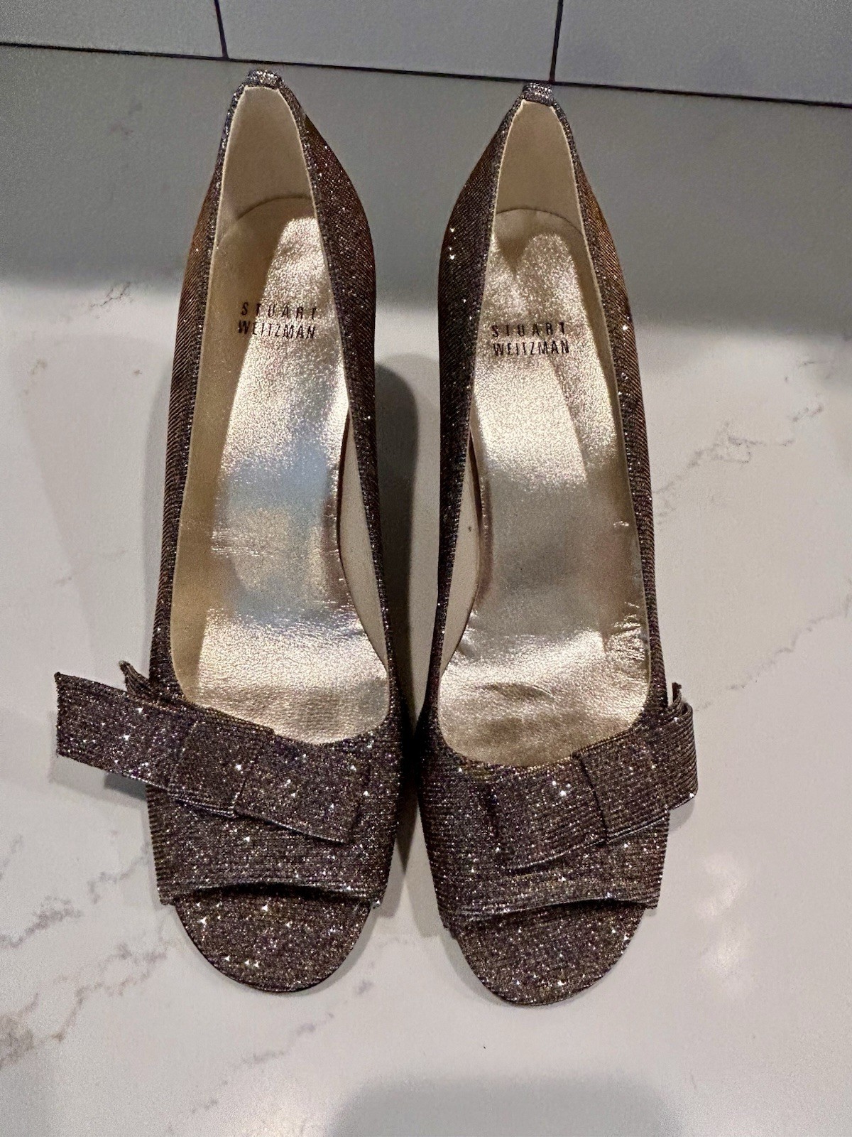 Stuart Weitzman «Bowover» peep-toe pump in a bronze/pewter glitter finish 8