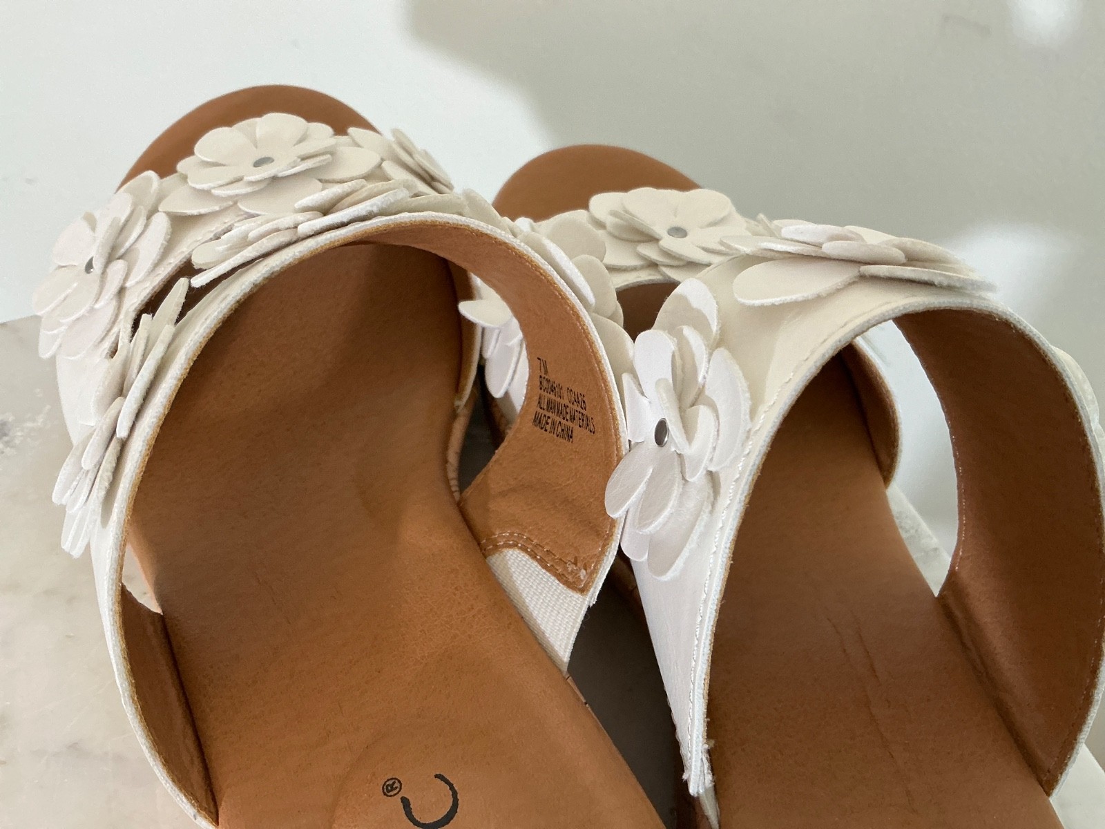 Boc Size 7 White with floral on the Bands of the Sandals Excellent condition