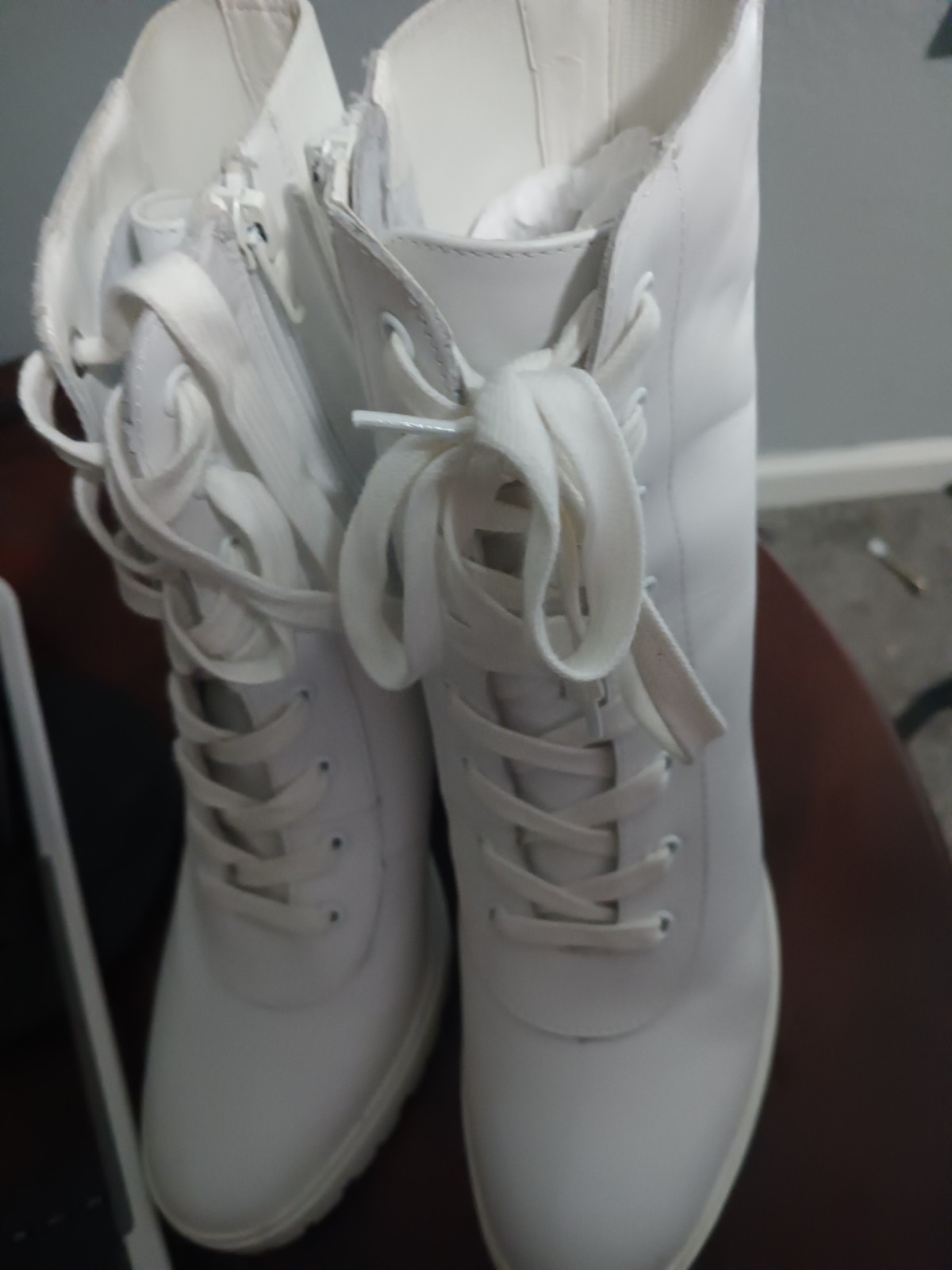 Women NWOT «Steve Madden» white 4”heel, pointed to lace/zip boots. Size 9M