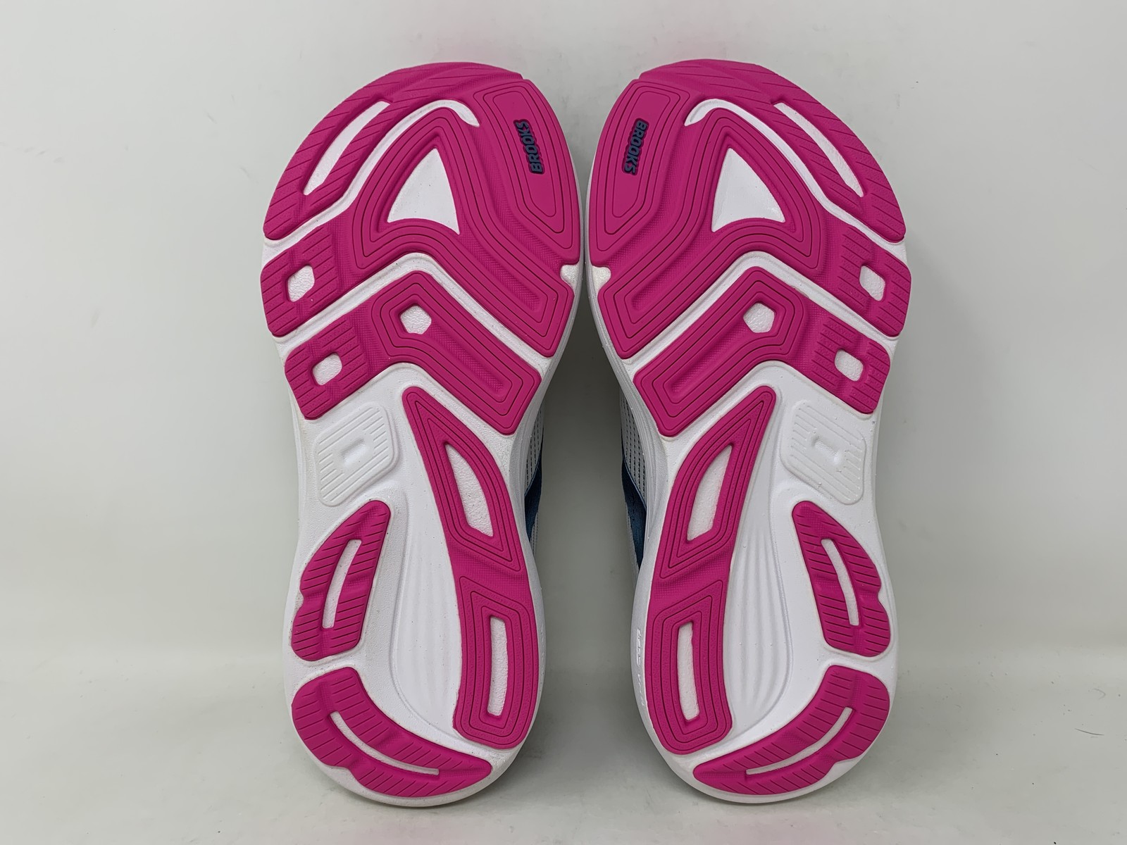 Women’s Brooks Revel 8, White/Moonlight/Pink, 7 B Medium US