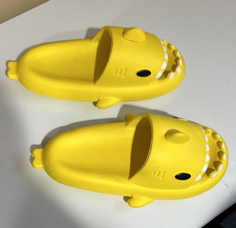 Shark Slippers Sandals Flip-Flops * YELLOW *US 9-1/2 ( 42/ 43 ) Unisex *NEW