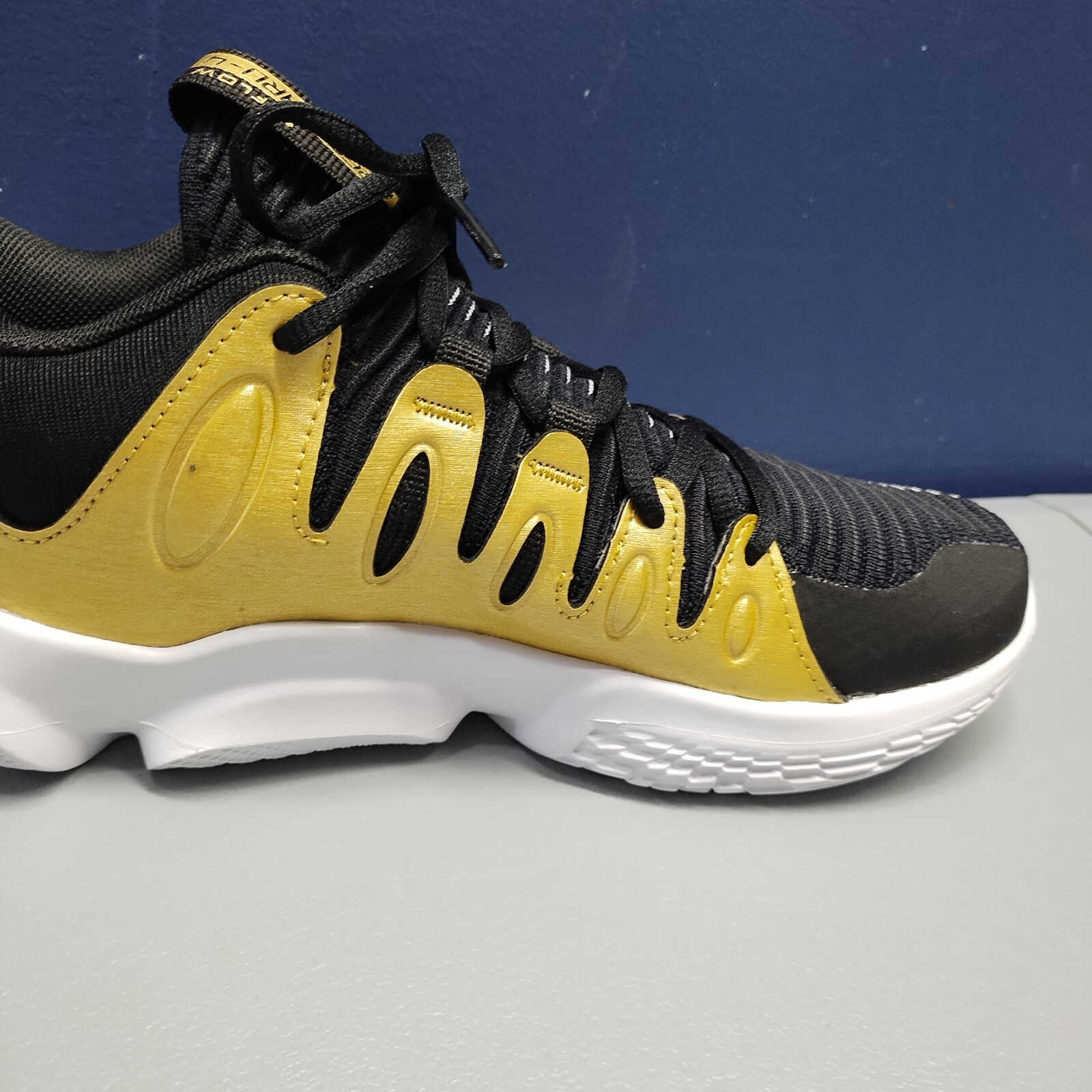Under Armour Flow Breakthru 4 Basketball Shoes 6.5 Womens Black Gold 3026641-001