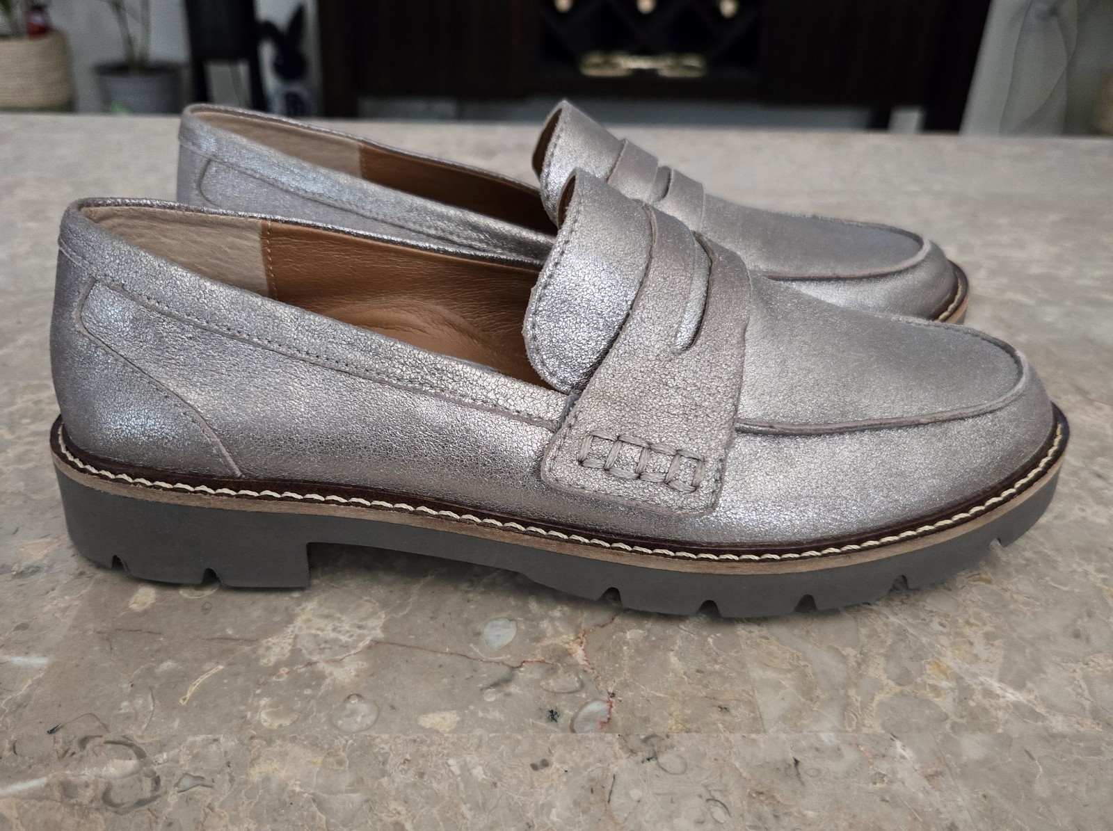 Women’s Aetrex Collette Brushed Silver Leather. Size 36/ US 6.5