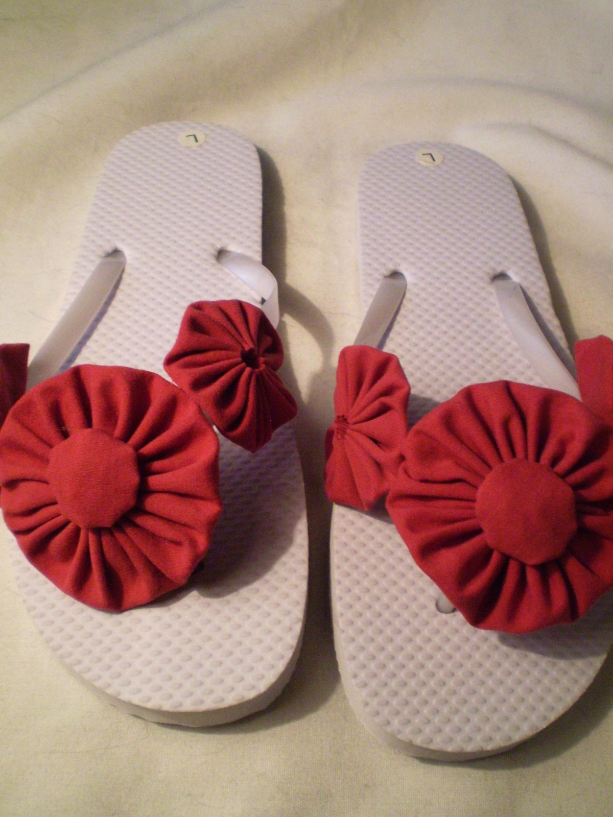NEW Handmade Flip Flops Sandal Red YoYo Flowers size L 10″ long size 8?