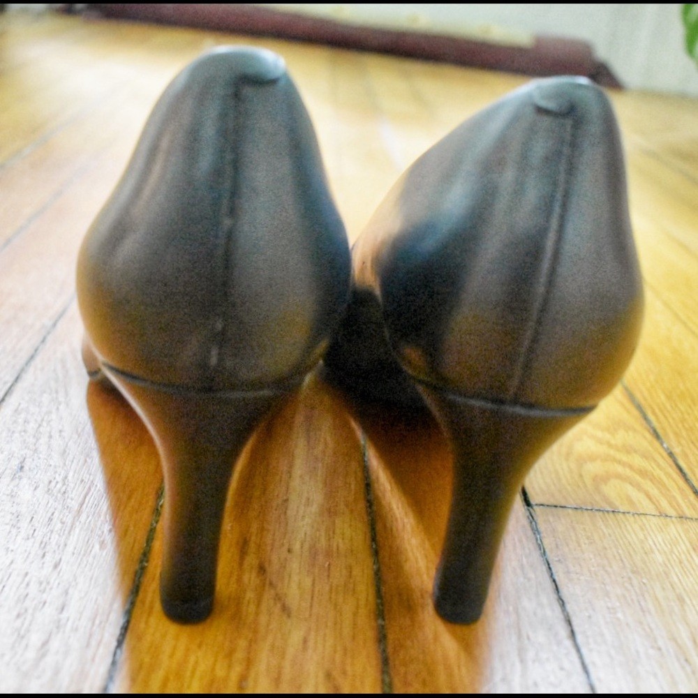 Clarks Classic Office & Business Casual Black Leather Pointed-Toe Heels Size 8