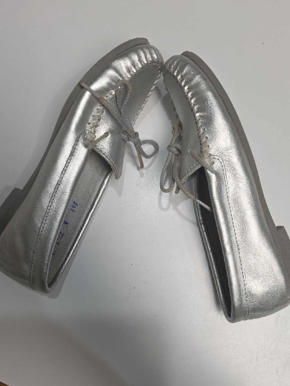 Minnetonka Thunderbird «Animikii» Silver Metallic Leather Moccasin Loafers Size6