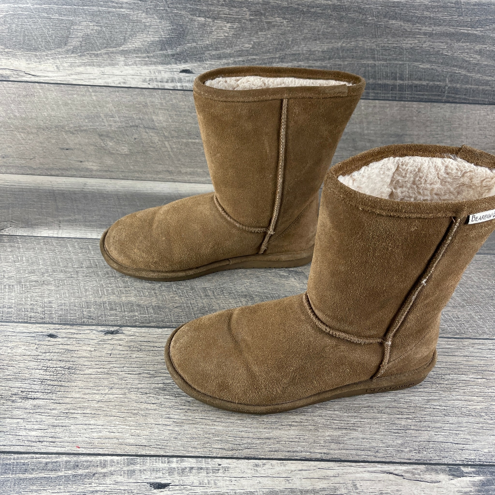 Bearpaw Emma Short 608W Women’s Tan Suede Sheepskin Wool Lined Boots Size US 10