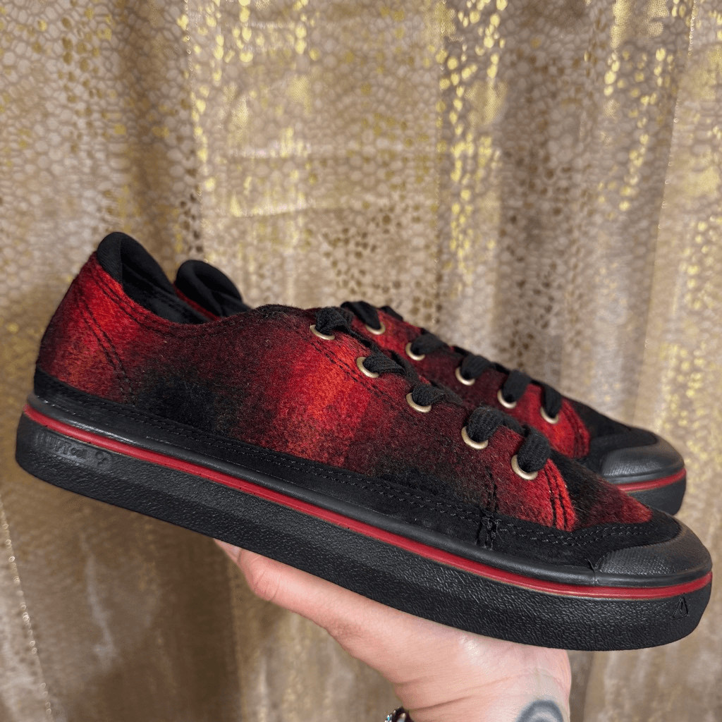 Keen Women’s Elsa IV Red Black Plaid Wool Flannel Dark Academia Sneakers 7