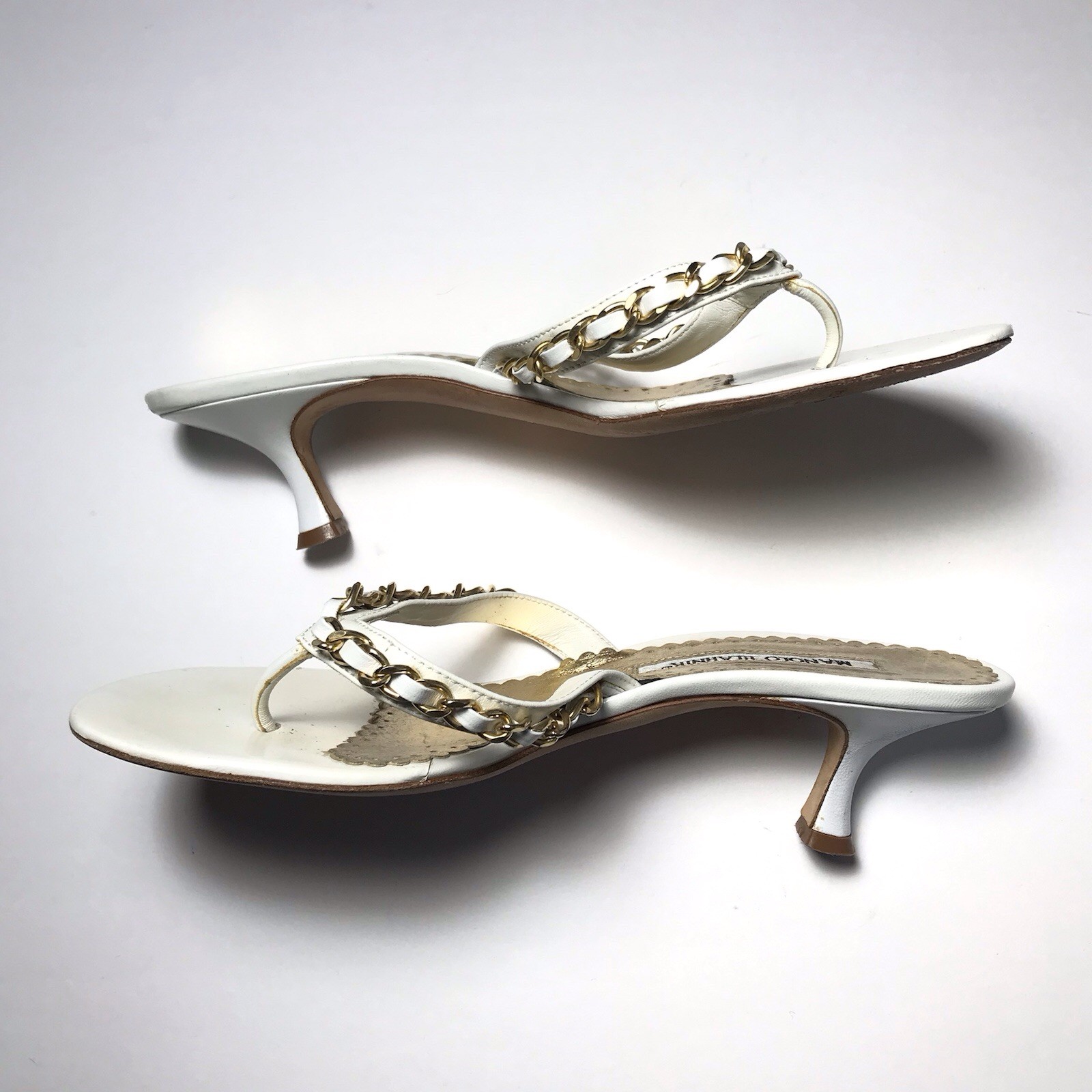 Manolo Blahnik Y2K Vintage Gold Chain White Leather Thong Kitten Heels 37.5