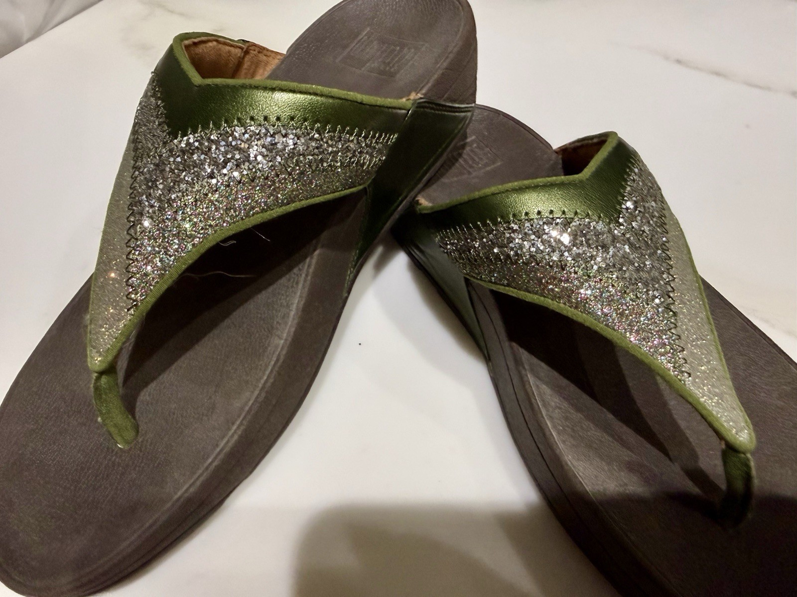 FitFlop Womens Lulu Glitter Toe Thong Sandals Metallic Green Silver 8 Comfort