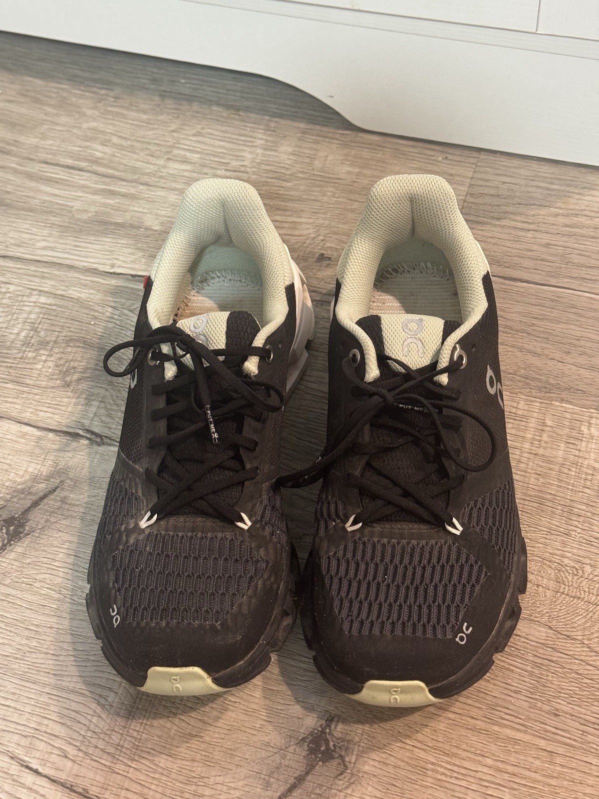 On Cloud Cloudflyer Women’s Size 8 Running Sneakers Black White Mint READ