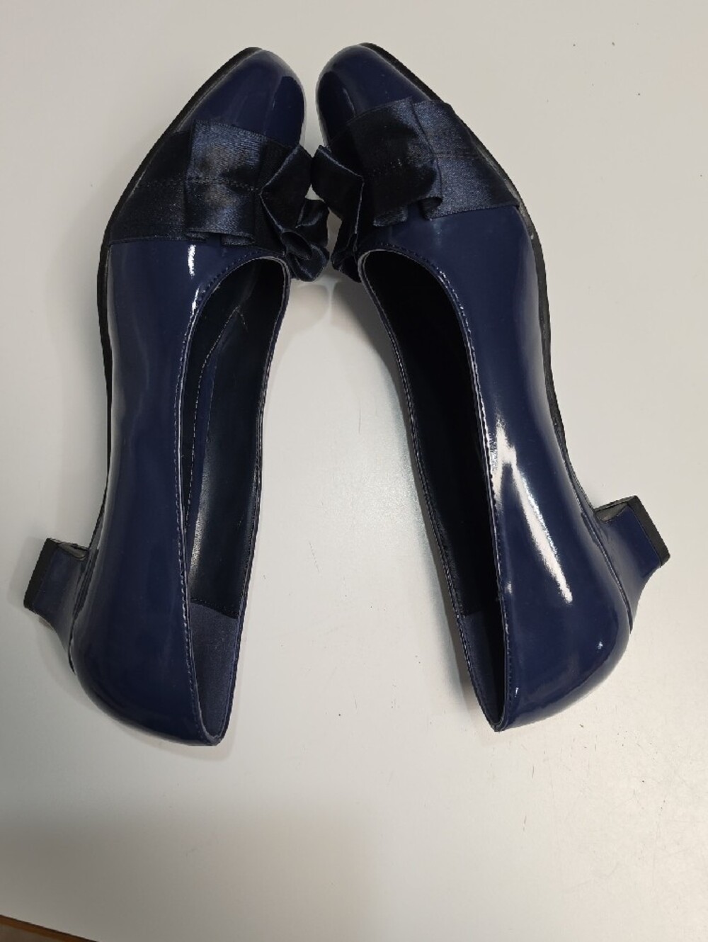 Valley Lane Navy Blue Patent Leather Pumps with Ribbon Bow – Sixe 7WW