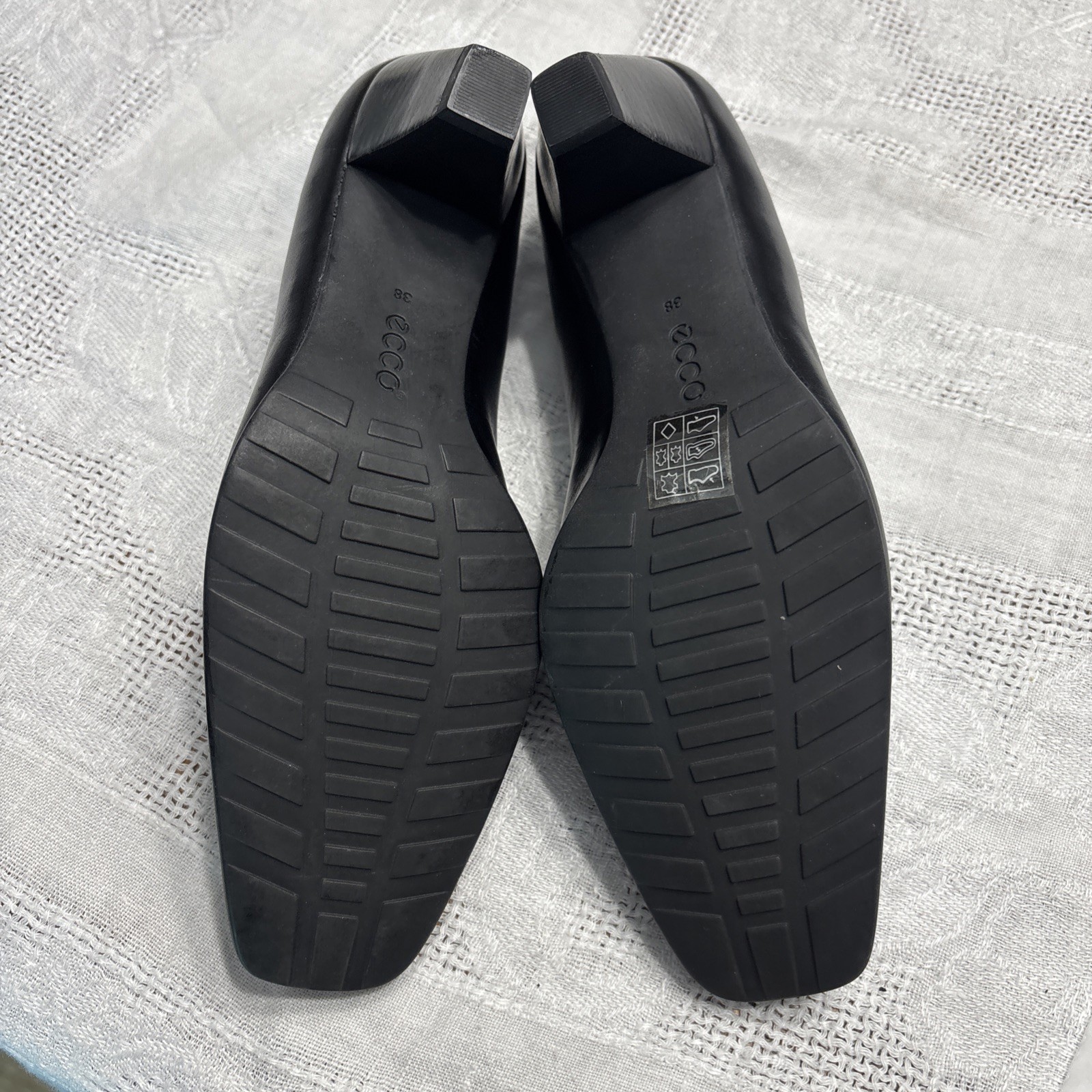 Ecco Black Leather 2.5 in Pumps EU 38 US Sz 7 Square Toe