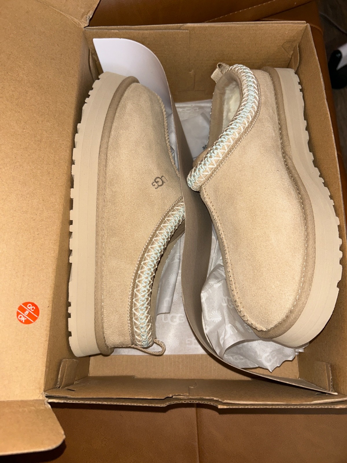uggs shoes women size 6, brand new, color beige,very comfortable