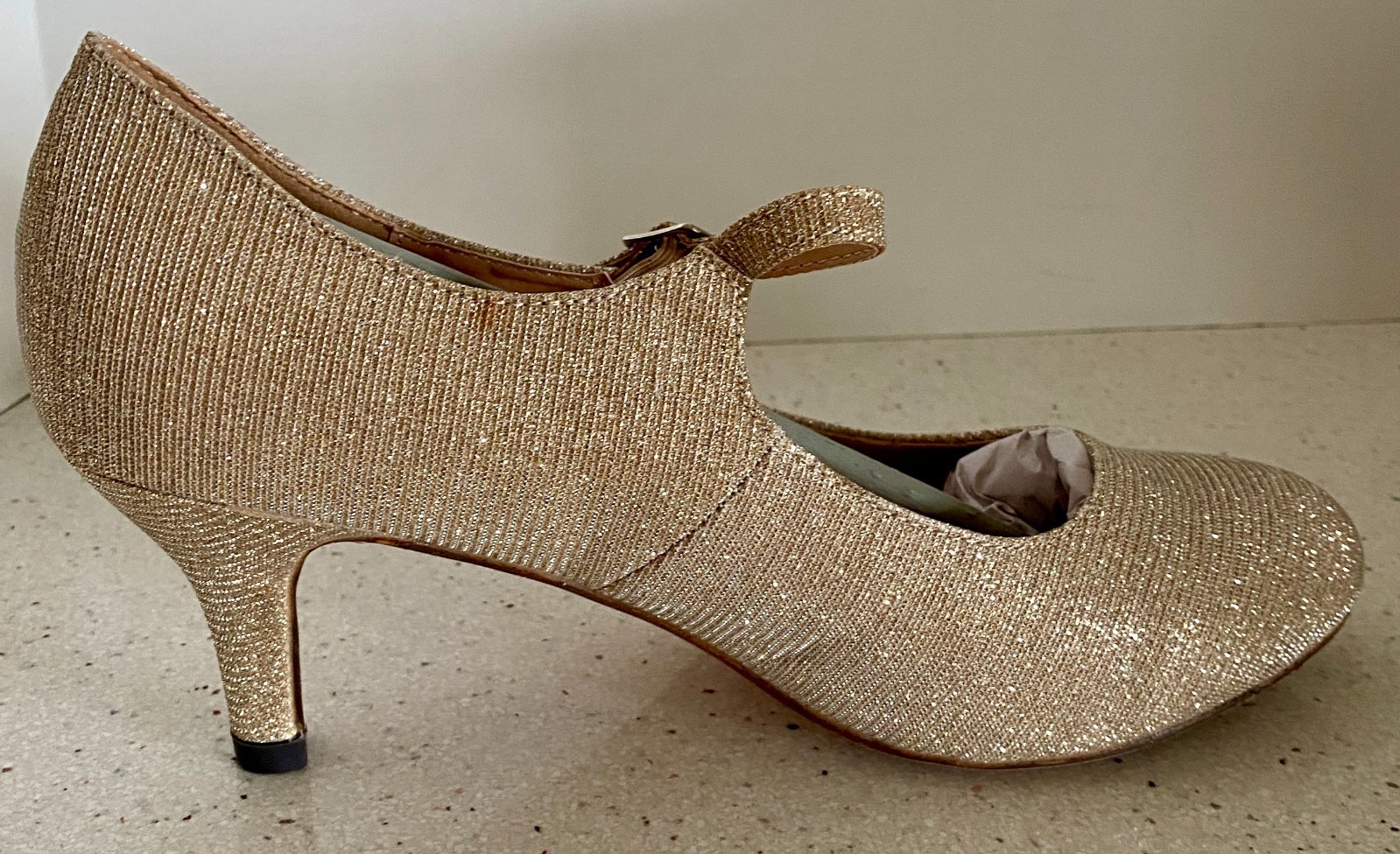 Chase & Chloe Guilty Heart Classic Mary Jane Heels Nude Glitter Size 8 M KONA-2
