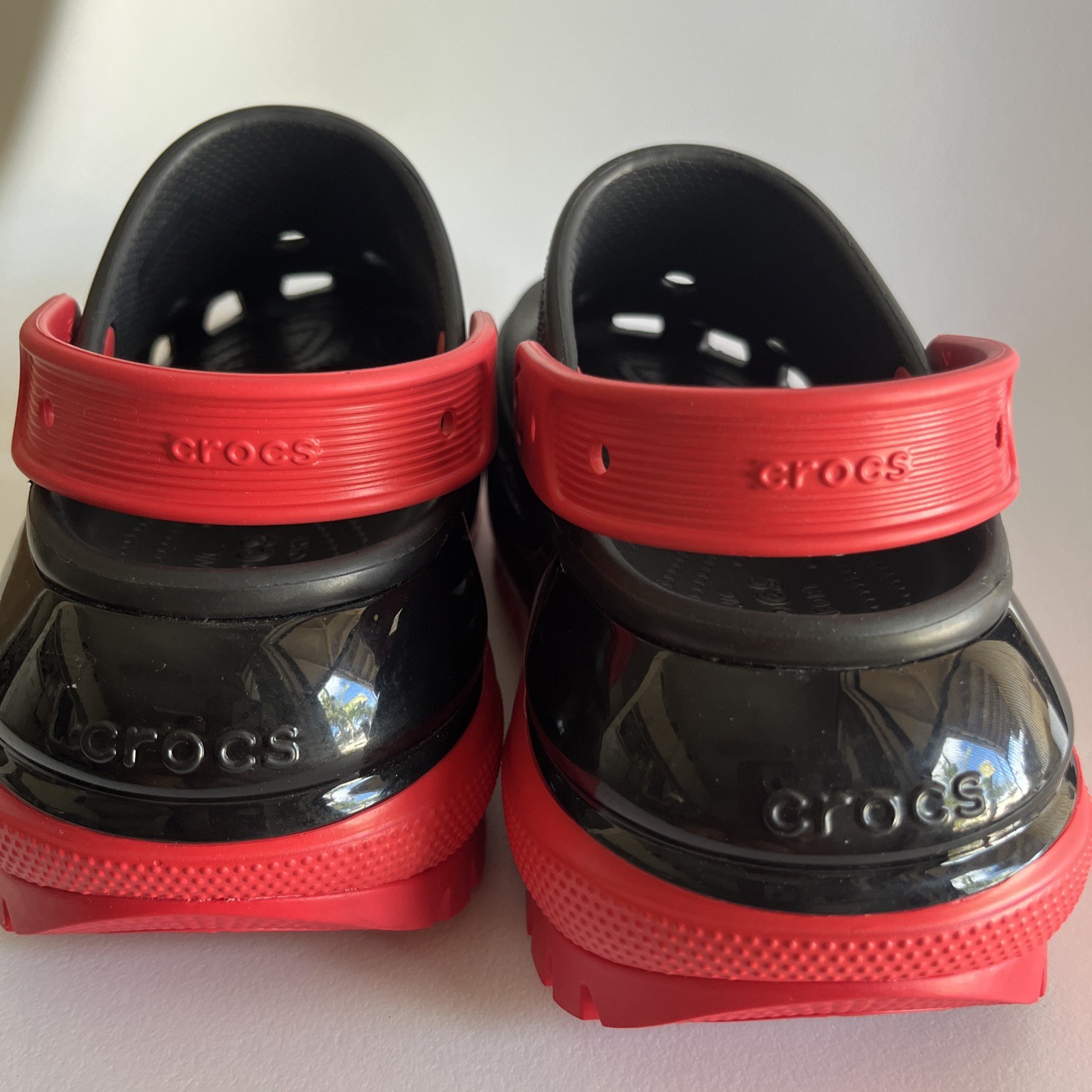 Crocs Mega Crush Clog black red womens Right W7 Left W8 mismatched pair adaptive