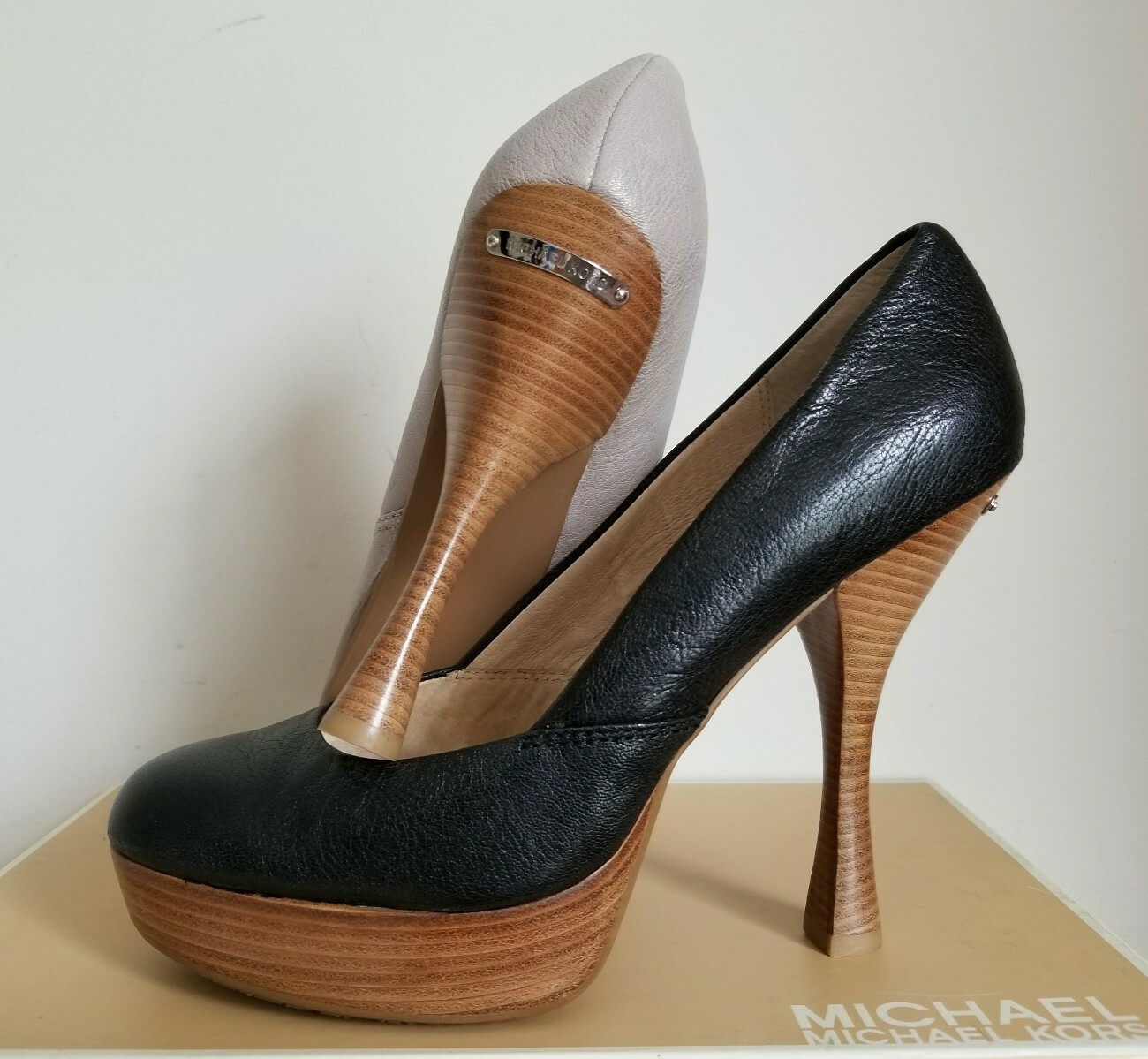 Michael KORS MK BELINDA SILVER LOGO PLATE ROUND TOE PUMPS US 10 I LOVE SHOES