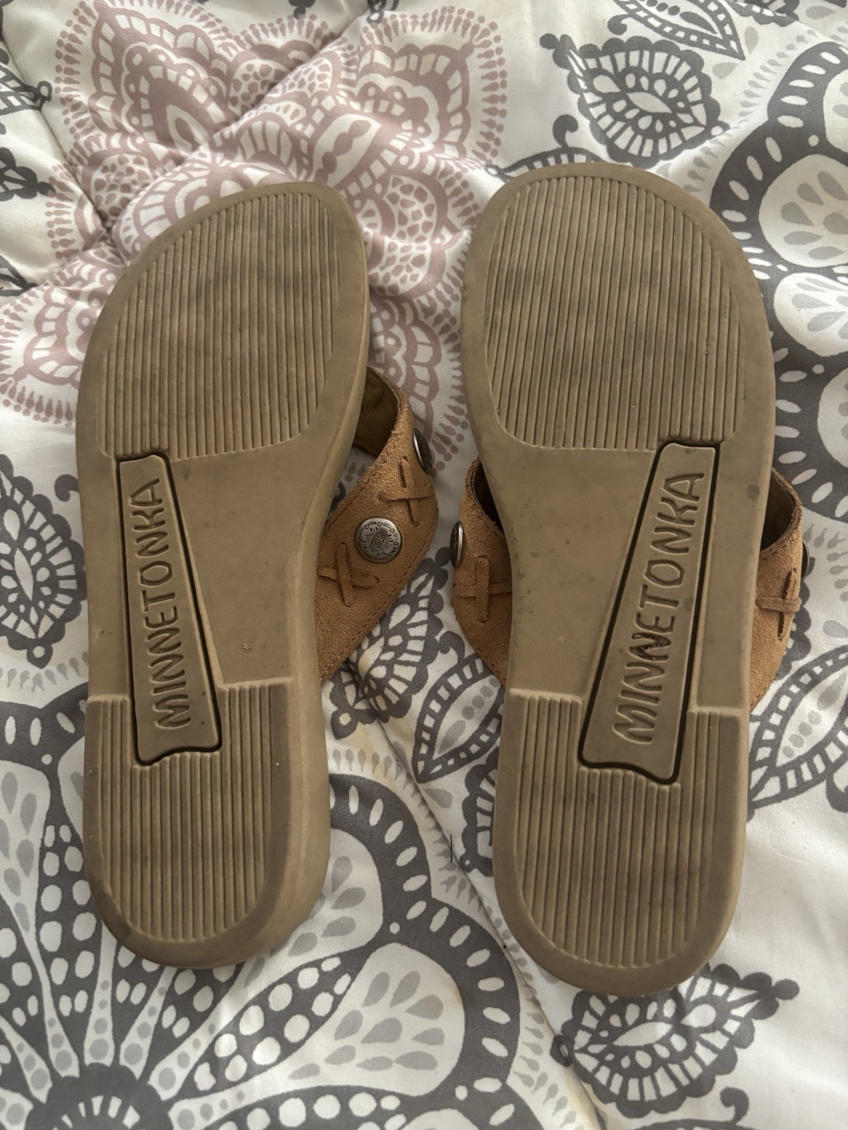 Minnetonka Women’s Leather Flip Flop Thong Sandals, Sunny Brown, Size 8