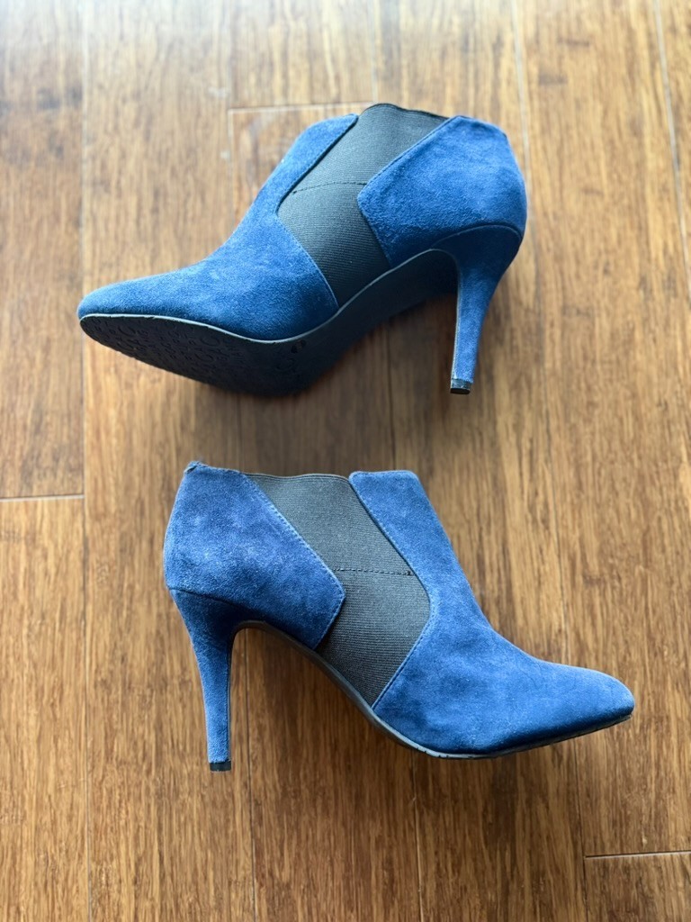 Arturo Chiang Women’s Navy Blue Suede Pointed Toe Ankle Booties Heels Size 9.5
