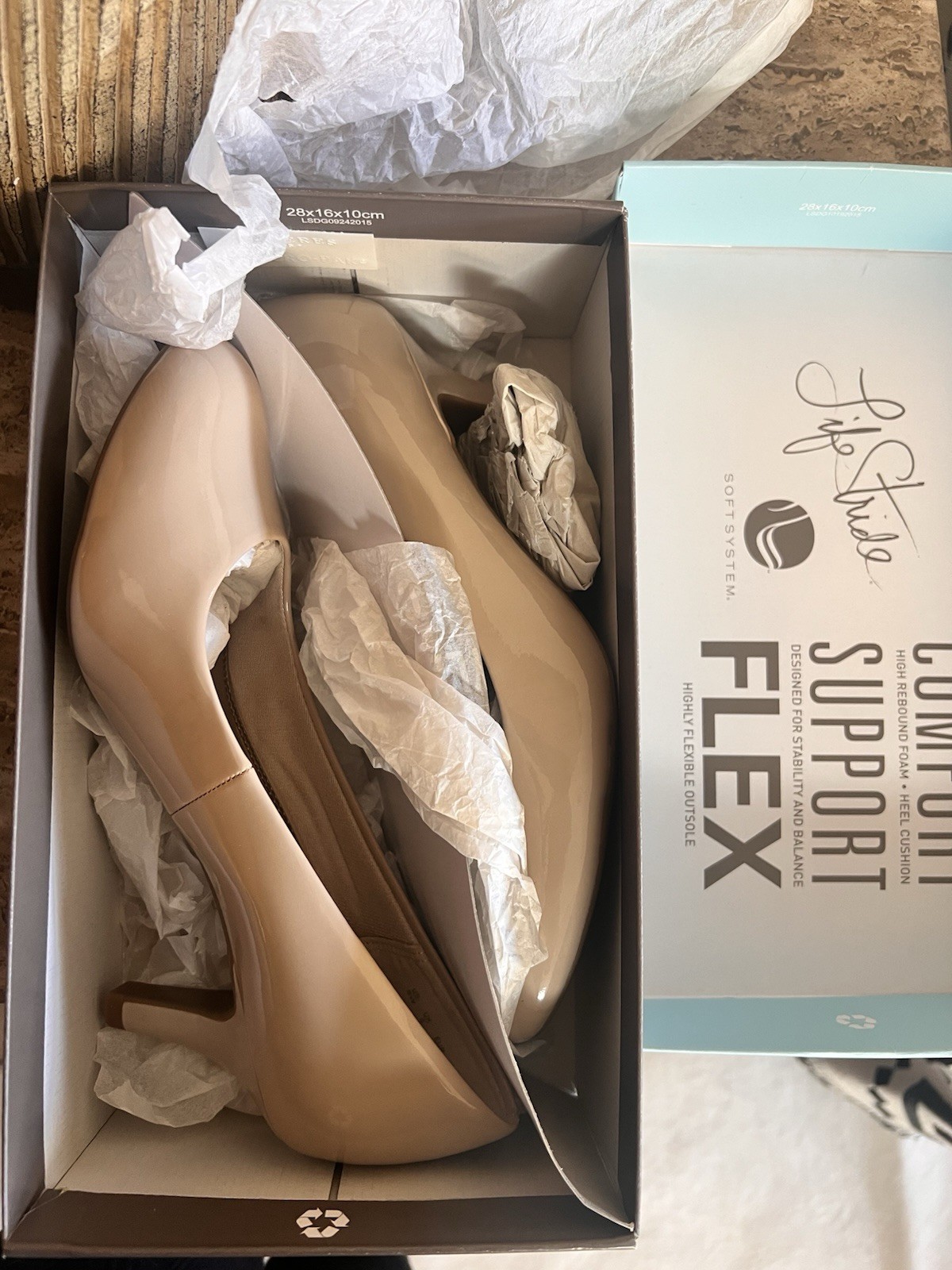 LifeStride Parigi Nude Beige Patent Round Toe Kitten Heel Pumps Womens 8W Wide