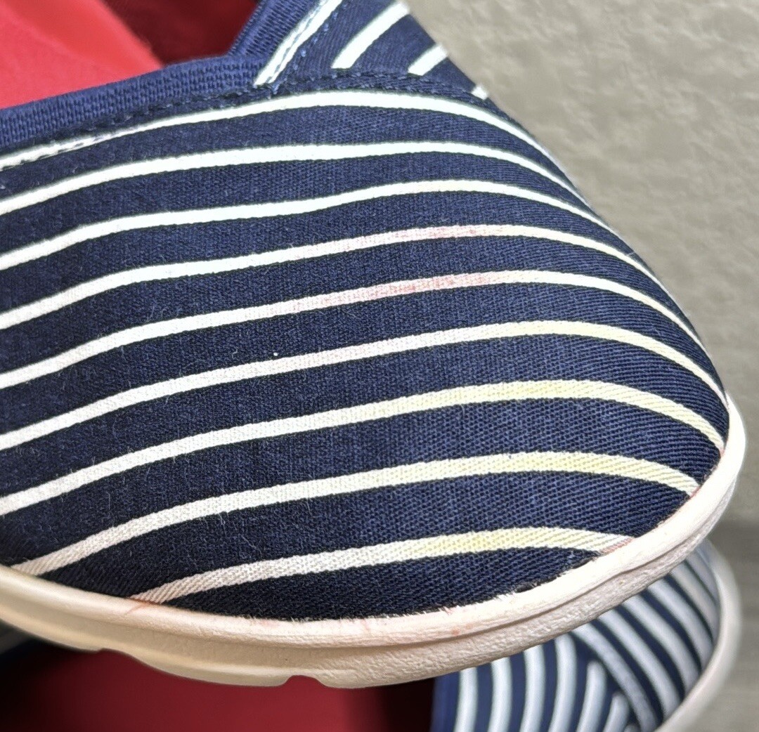 Land’s End Woman’s Deep Sea Navy Blue Stripe Lightweight Gatas Slip On Size 9.5D
