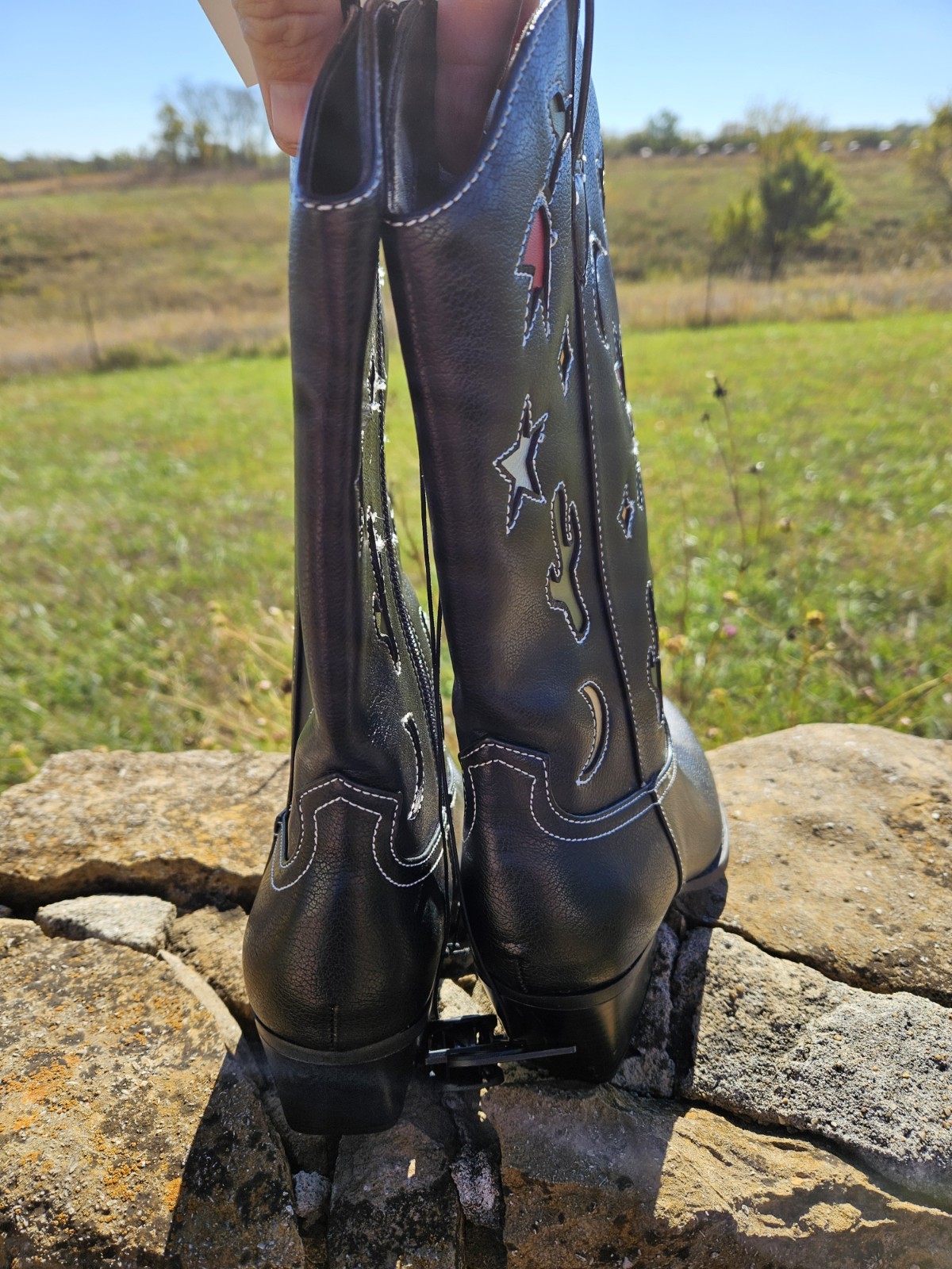 Size 7 ladies women’s memory foam zip up cowgirl boots with graphics