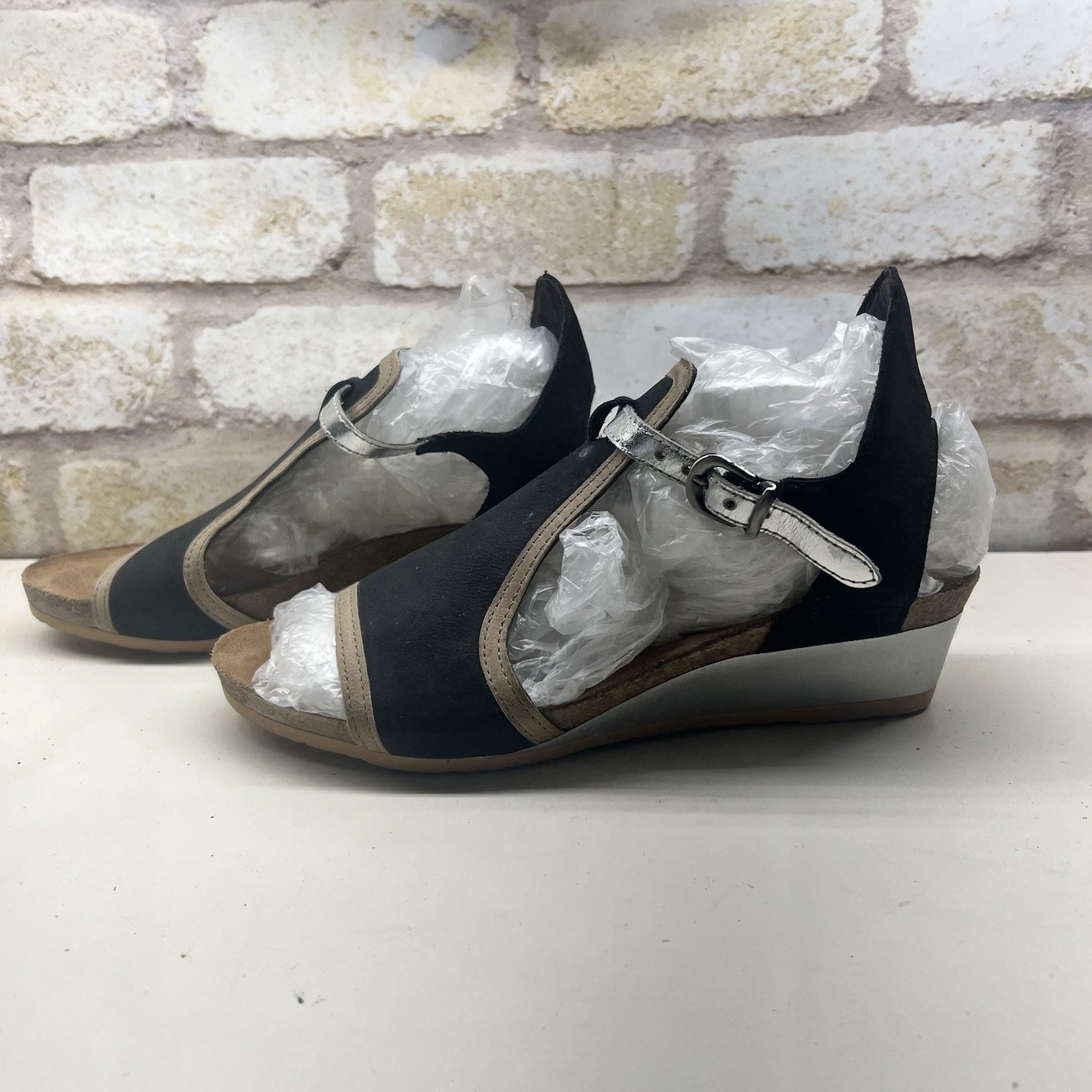 Naot Fiona Womens Sz 8-8.5 EU 39 Sandals Black Velvet Khaki Beige Silver Leather