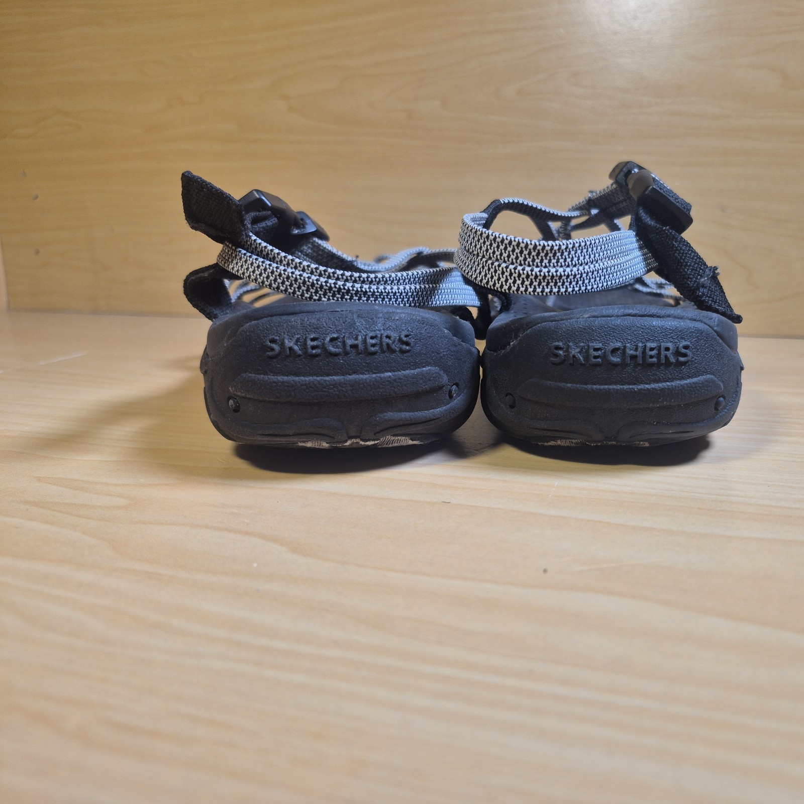 Skechers Women’s Size 9 Reggae Perfect Duo Black/Gray Strap Sandals Buckle Clasp