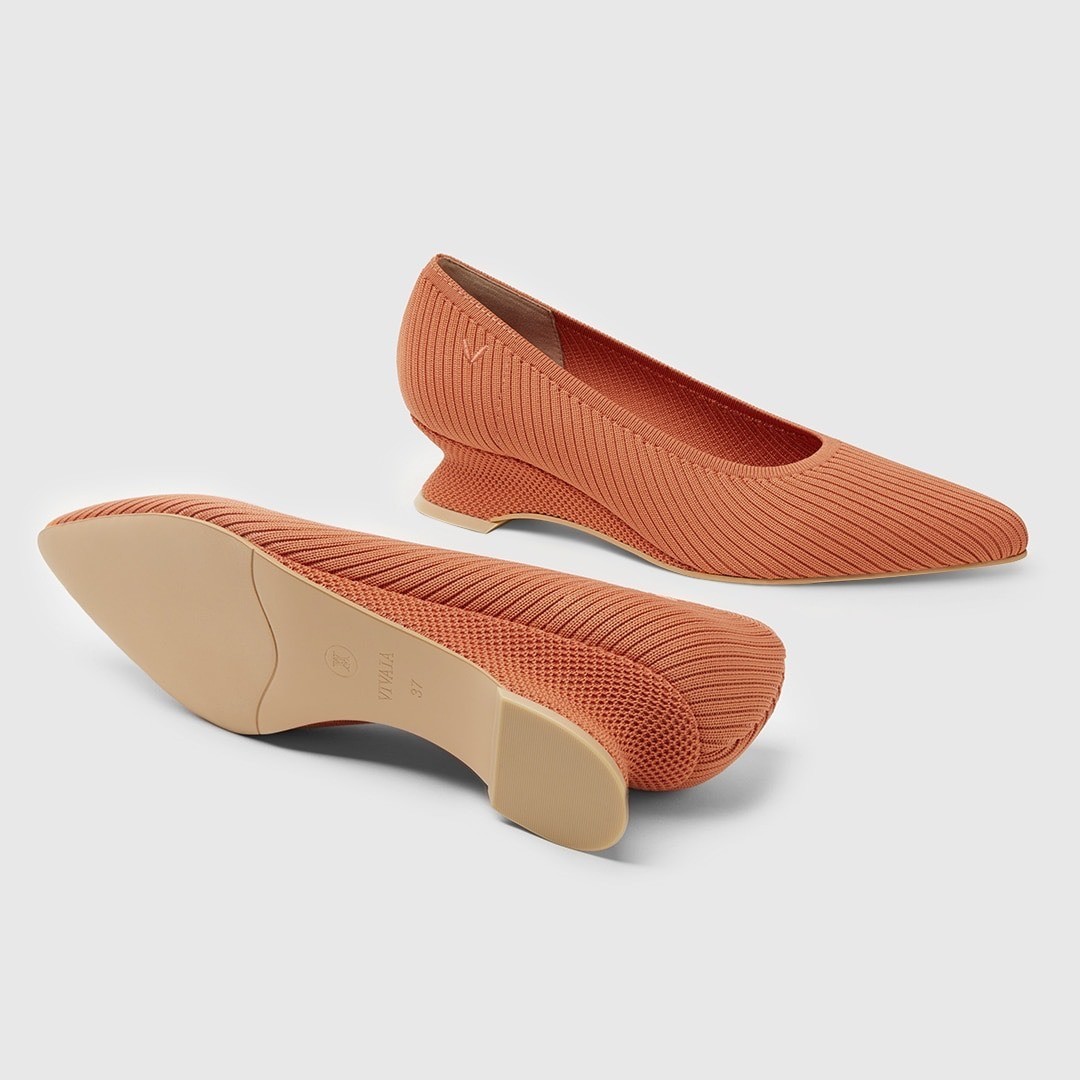 VIVAIA Pointed-Toe Striped Wedge EU 37.5 / US 7