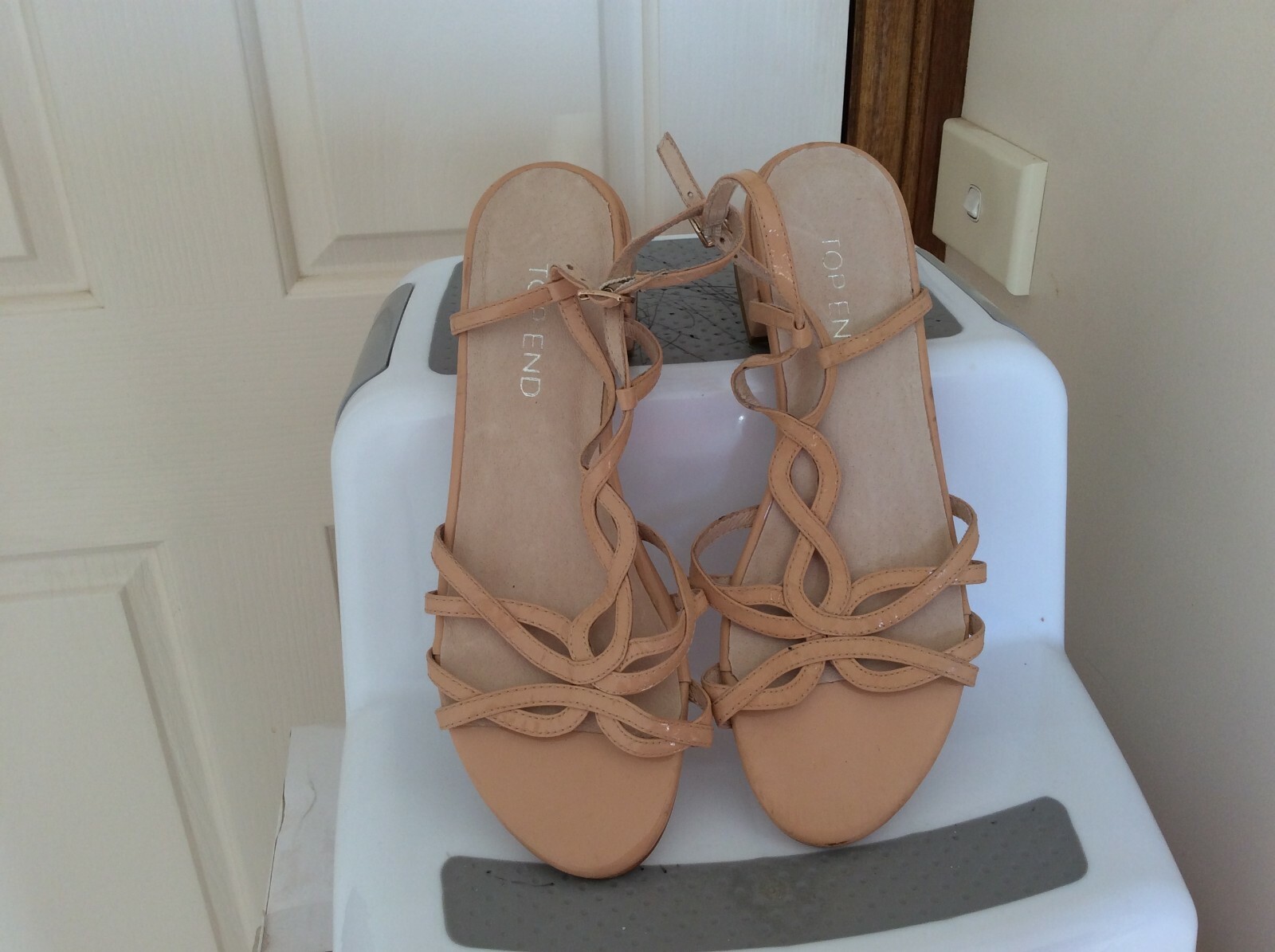 TOP END WOMEN’S DESIGNER FLAT SAMPLE SANDAL SIZE AU 6 / EU 37