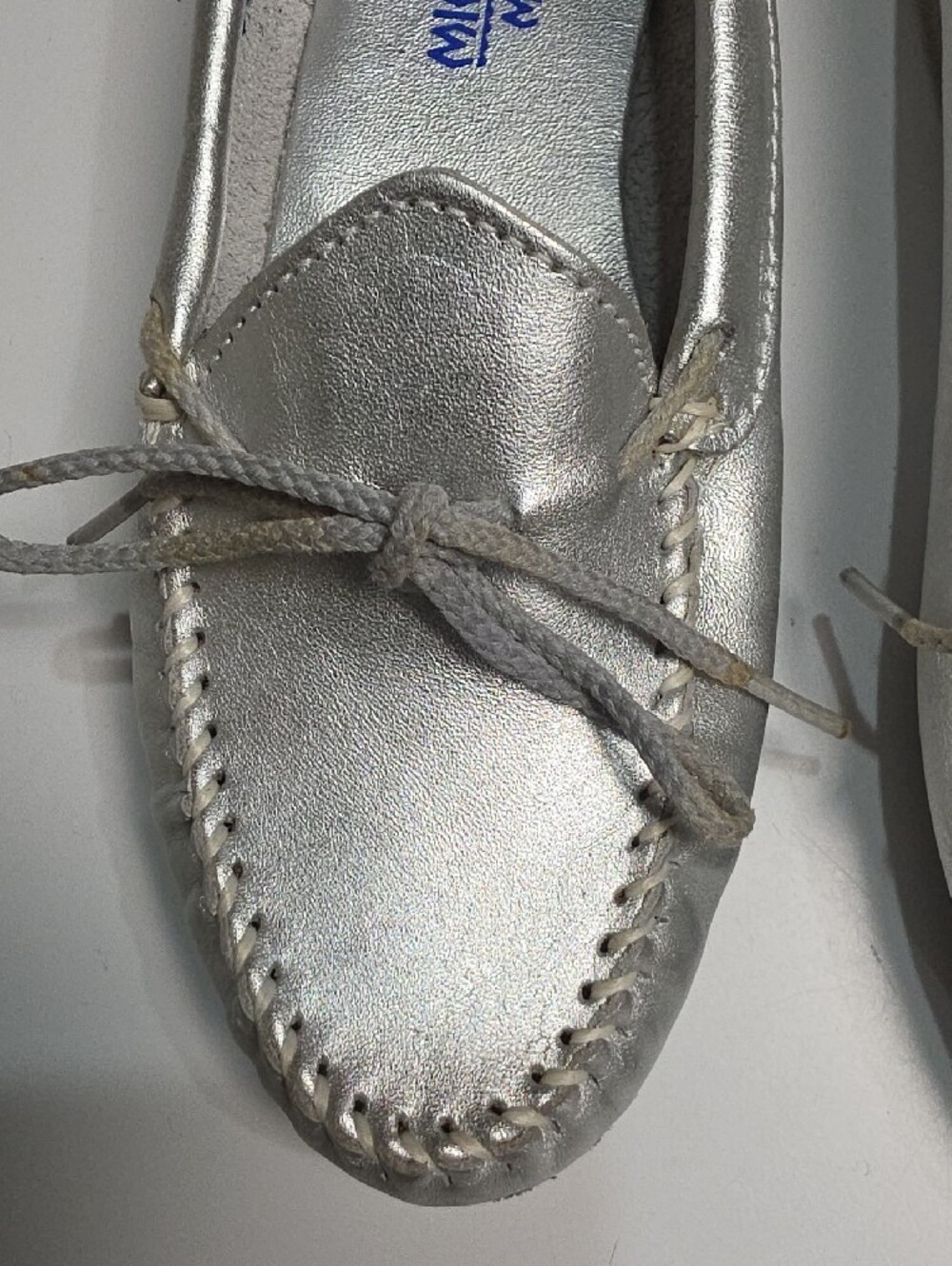 Minnetonka Thunderbird «Animikii» Silver Metallic Leather Moccasin Loafers Size6