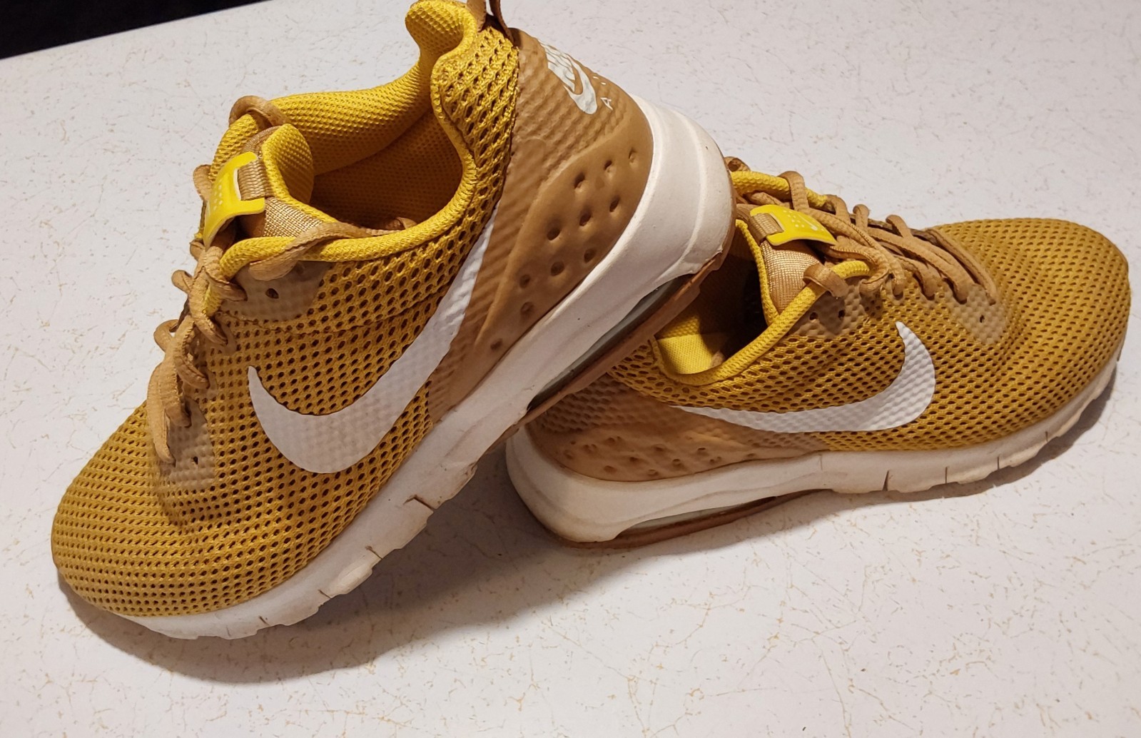 WOMEN’S 9 NIKE «GOLD» AIR MESH PRE-OWNED SNEAKERS