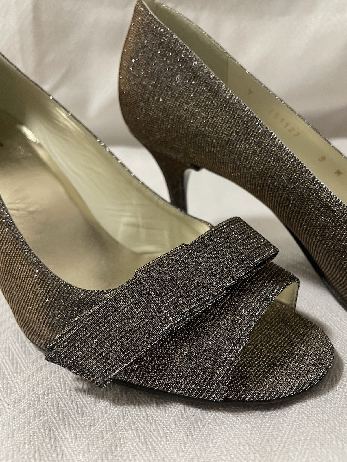 Stuart Weitzman Pyrite Nocturn Bowover Open Toe Heel Shoe Silver Gold Bronze 9 W