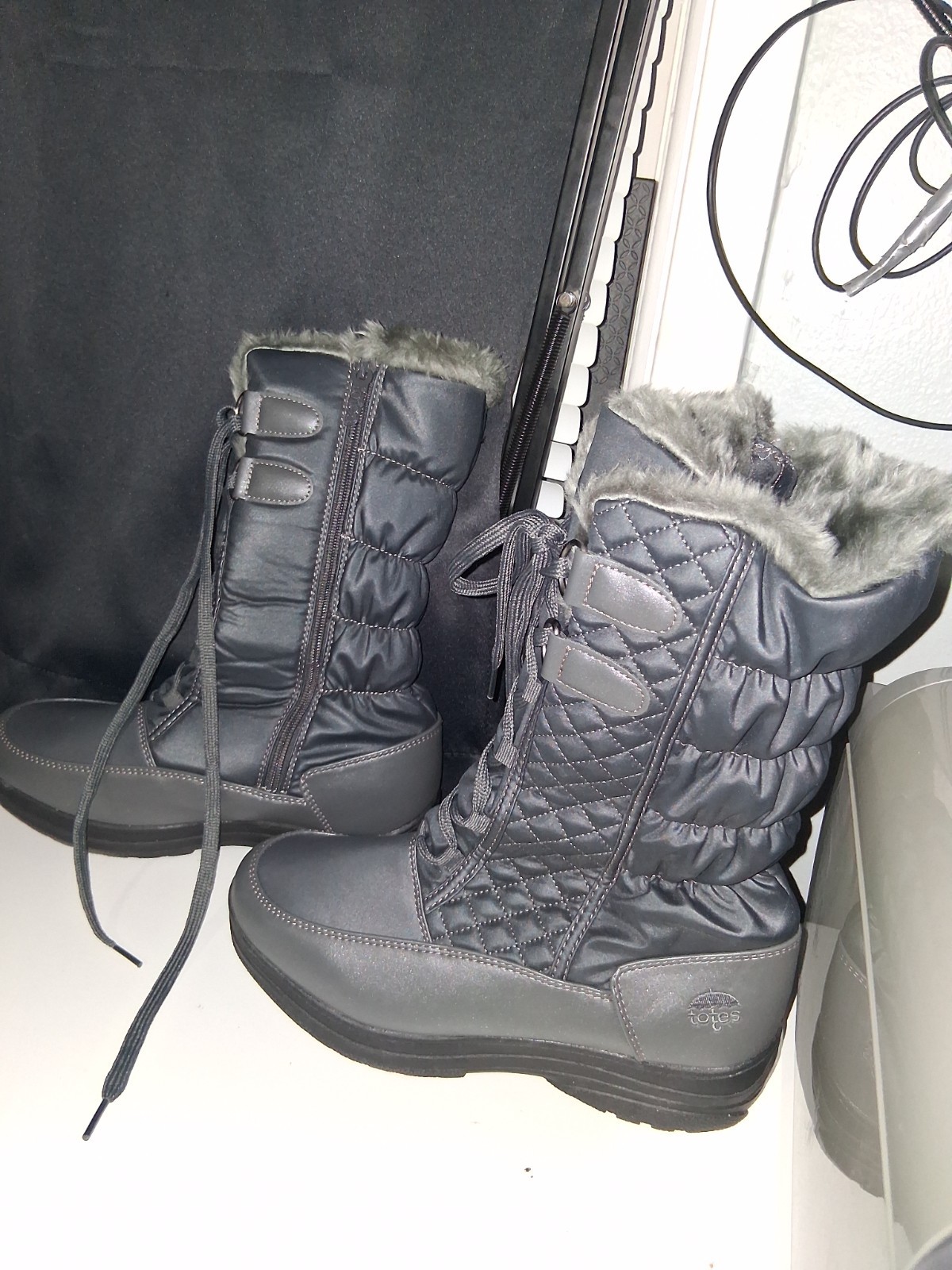 Totes women’s gray Lace Up side Zip High winter fur lined snow Boots size 10