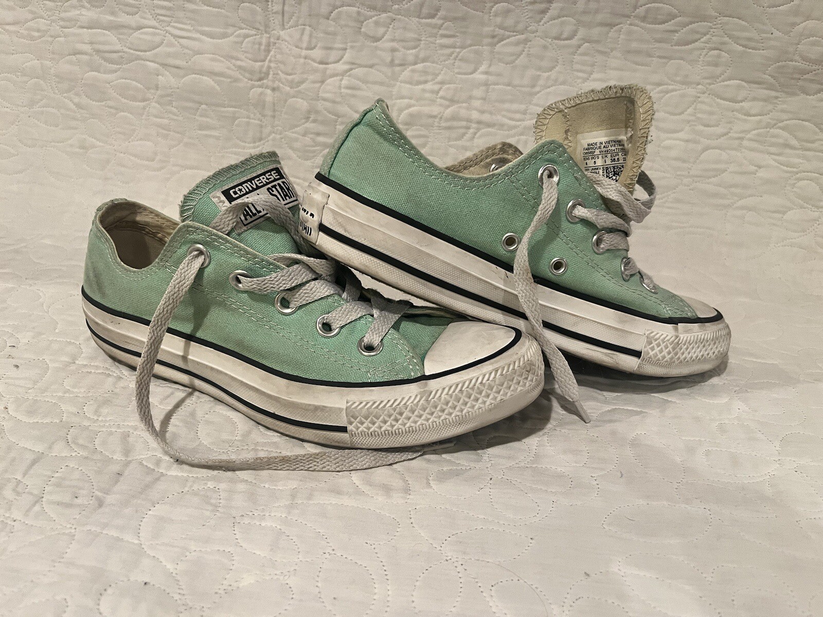 Converse Chuck Taylor All Star Low Tops Size 6 women, 4 men 136565F
