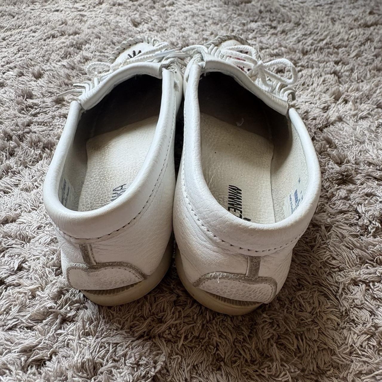 Minnetonka Women’s White Leather Slip-On Moccasin Flats Fringe Beaded US 8
