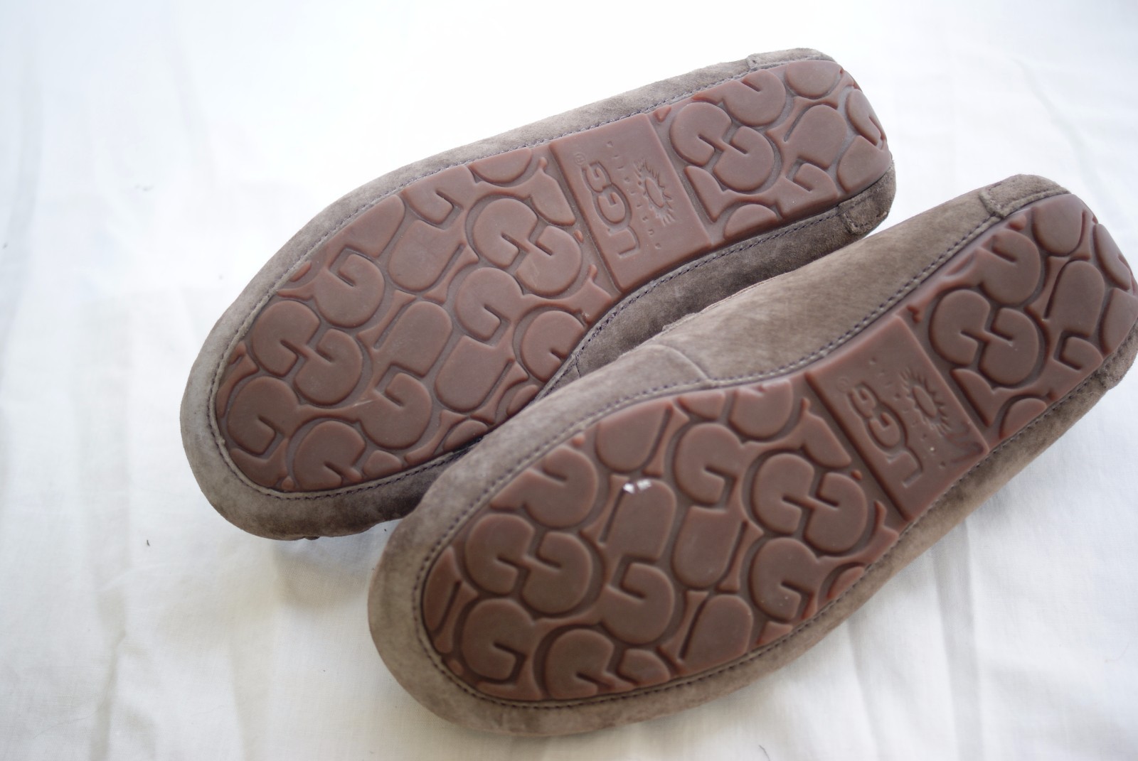 UGG® Australia ‘Dakota’ Slipper (Size 6)