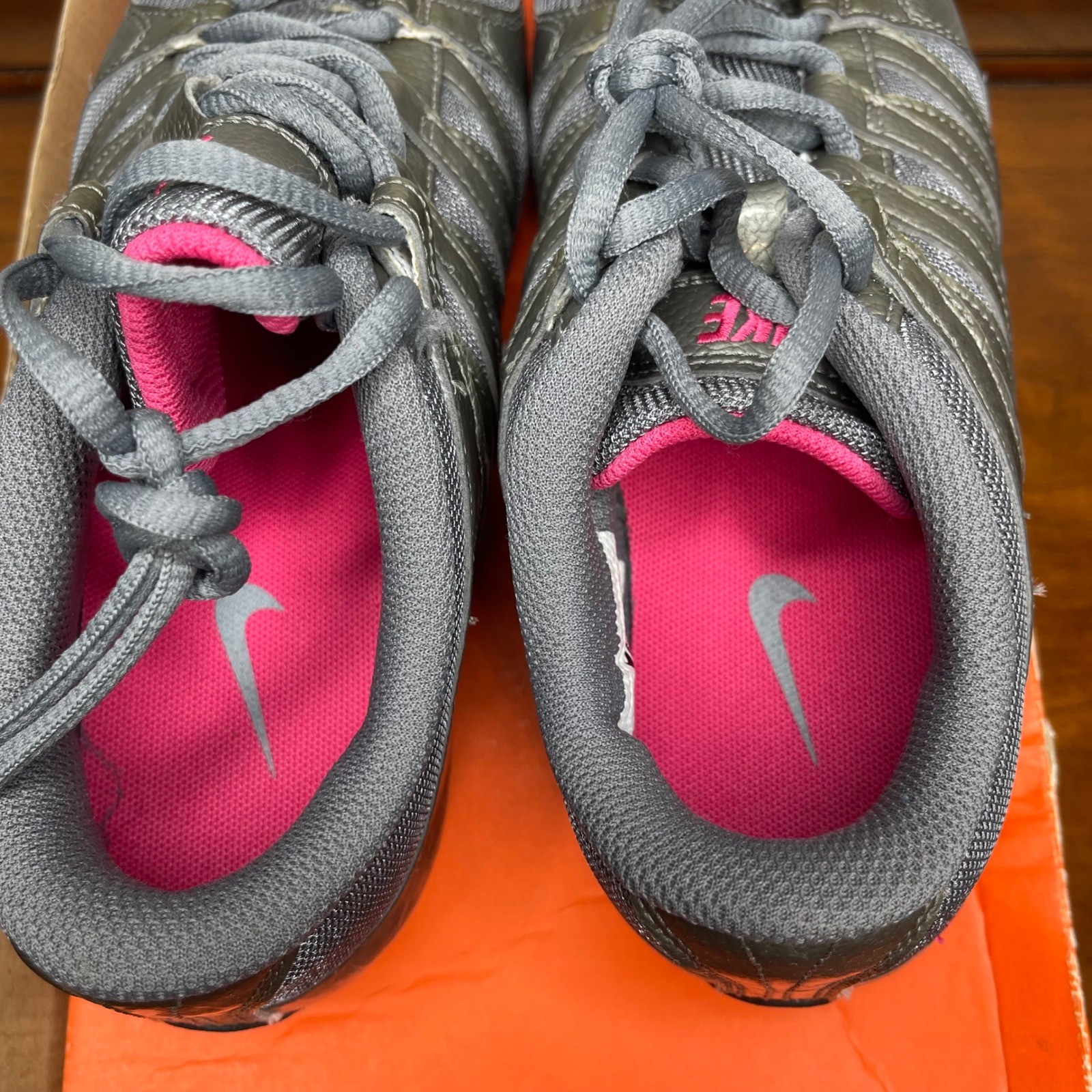 Nike Musique IV Cool Grey Vivid Pink Metallic Dance Running Shoes Womens 5