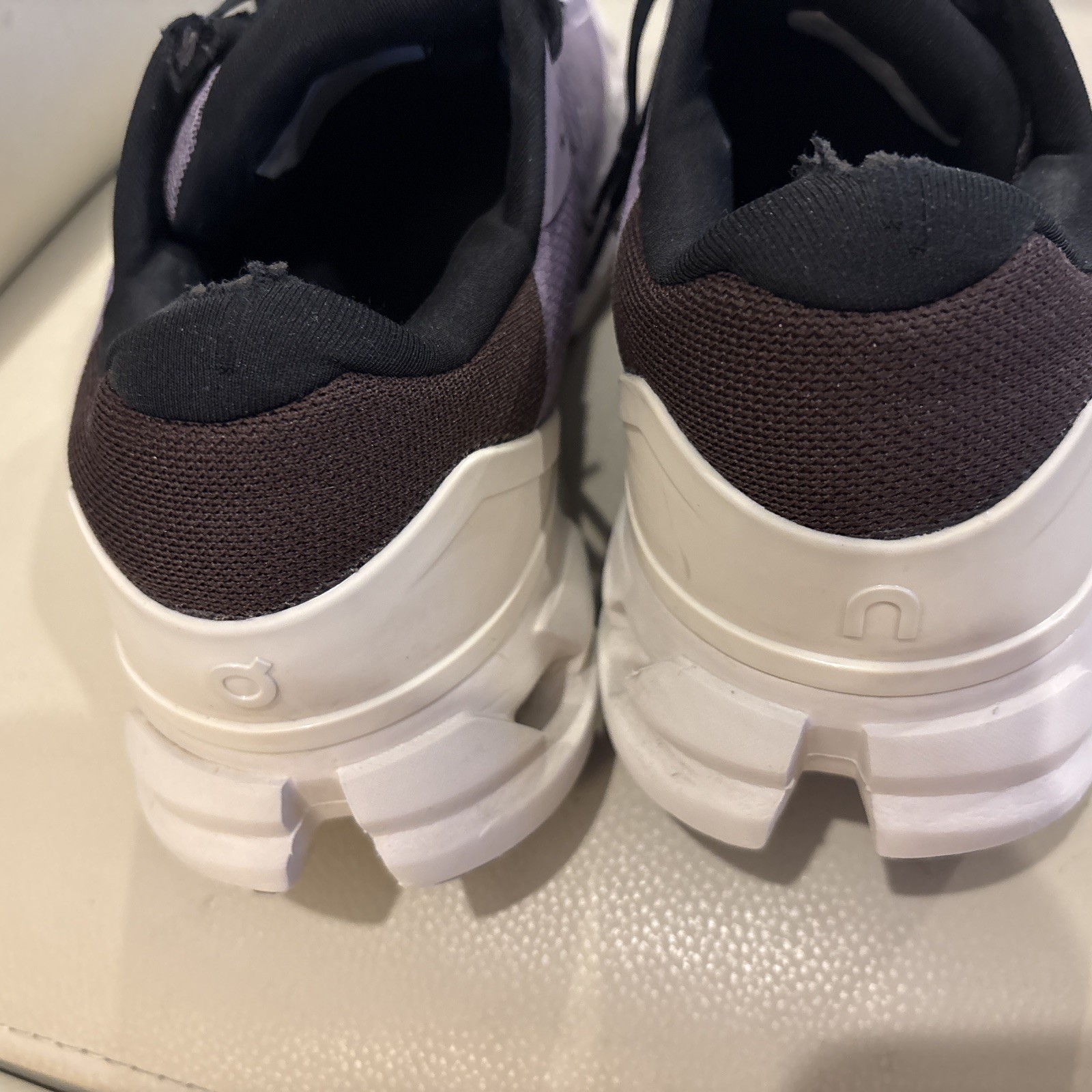 On Cloud/ Women’s Sz9 / Cloud Running Shoes / Lilac/black