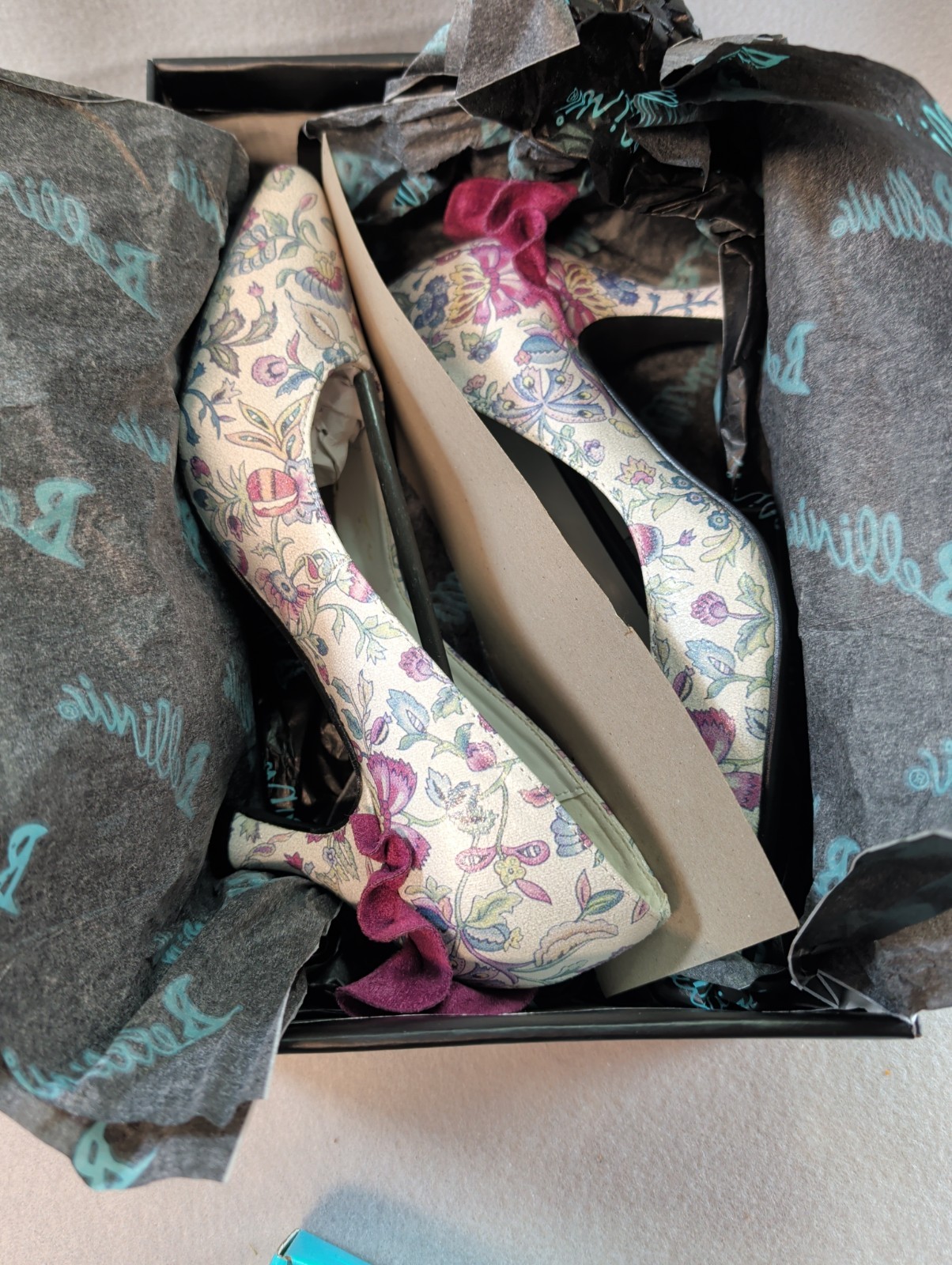 Bellini Clarise Ruffled Floral Pump Women’s Size 7W New in Box