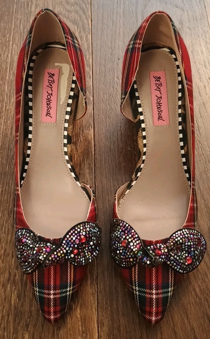 Betsey Johnson Hollie Pumps Red Plaid Rhinestone Bow Heart Shaped 2.5″ Heels 8.5