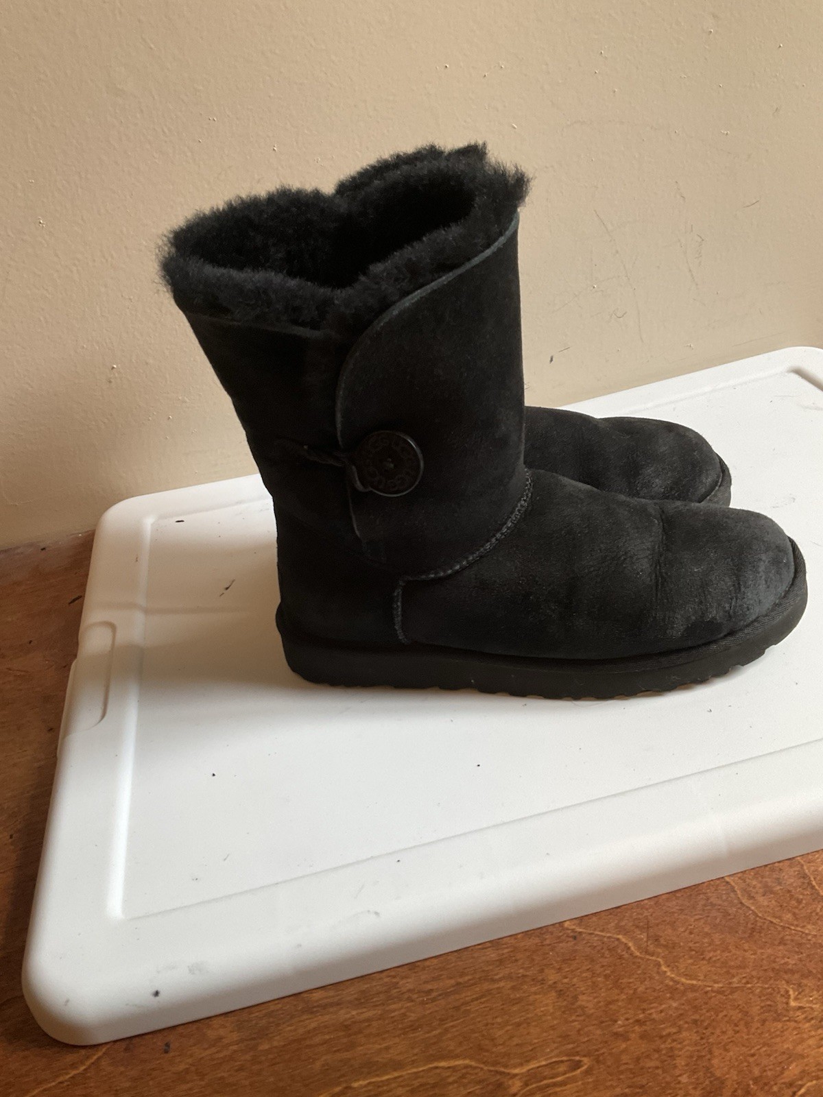UGG Australia Bailey Button 5803 Black Sheepskin Shearling Boots Womens 8