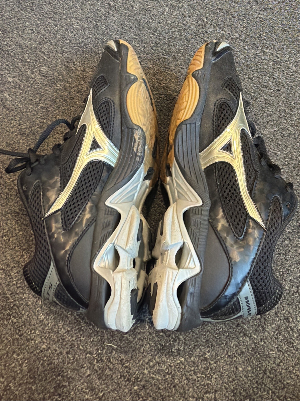 Mizuno Women’s Wave Bolt 5 Black/Silver Athletic Shoe Women’s Size 7.5 Sneakers