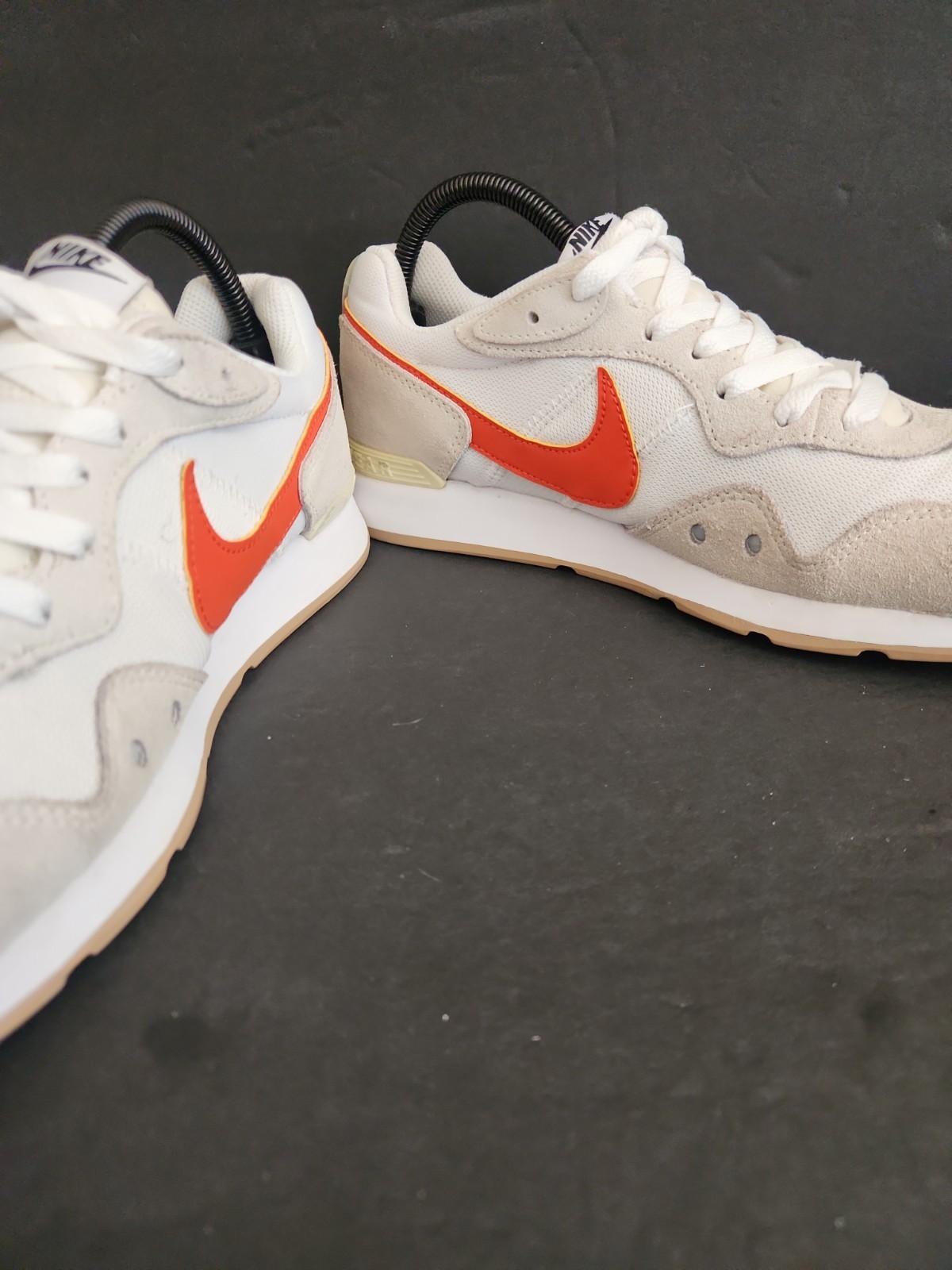 Nike Venture Runner White Orange Beige Mesh Suede Athletic Sneaker Womens 9.5